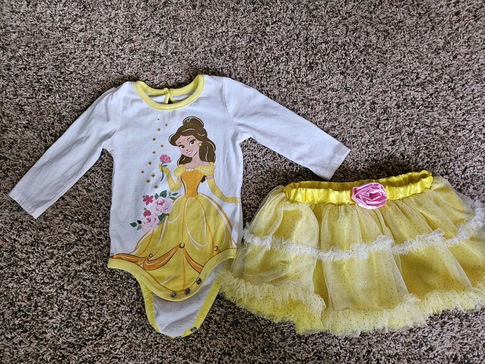 Disney 2 Puece Princess Outfit Sz 12 months. ( bxD)