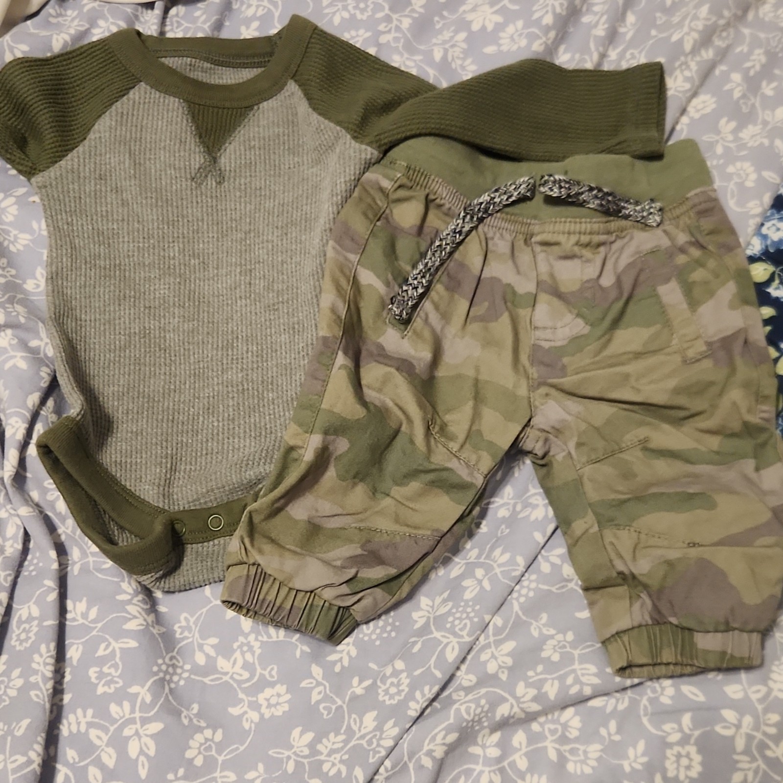 Cat & Jack Unisex Newborn 2pc Cotton Waffle Bodysuit & Camo Pants Army