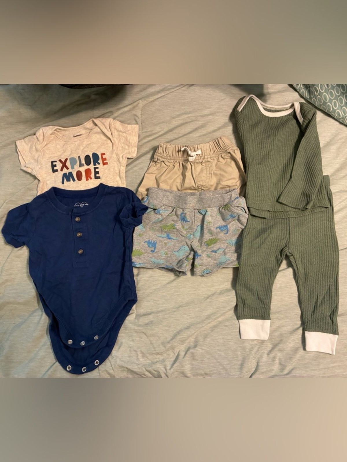 3-6 Month Bundle. 2 shorts, 2 Bodysuits, 1 pajama. Mixed Brands. New & Good.