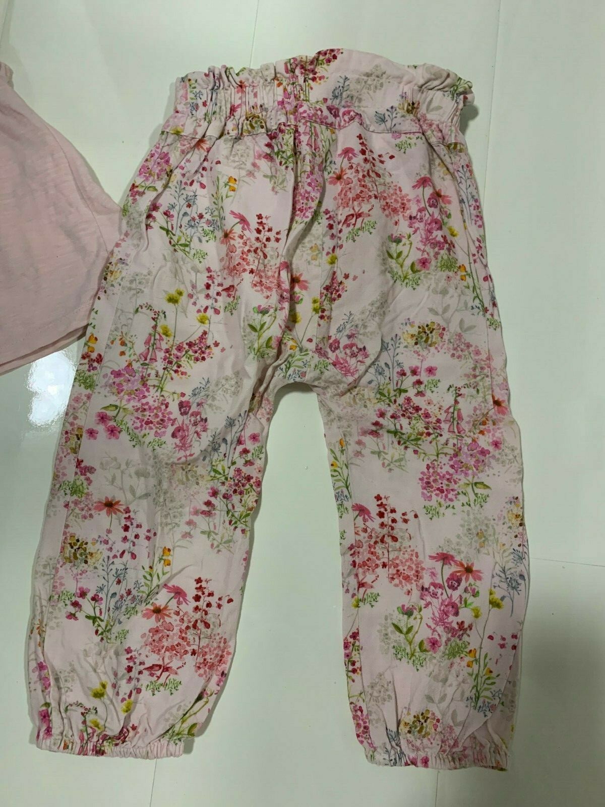NEXT GIRLS PINK FLORAL LIGHTWEIGHT LOOSE FIT TOP & TROUSERS SET – 12-18 MONTHS