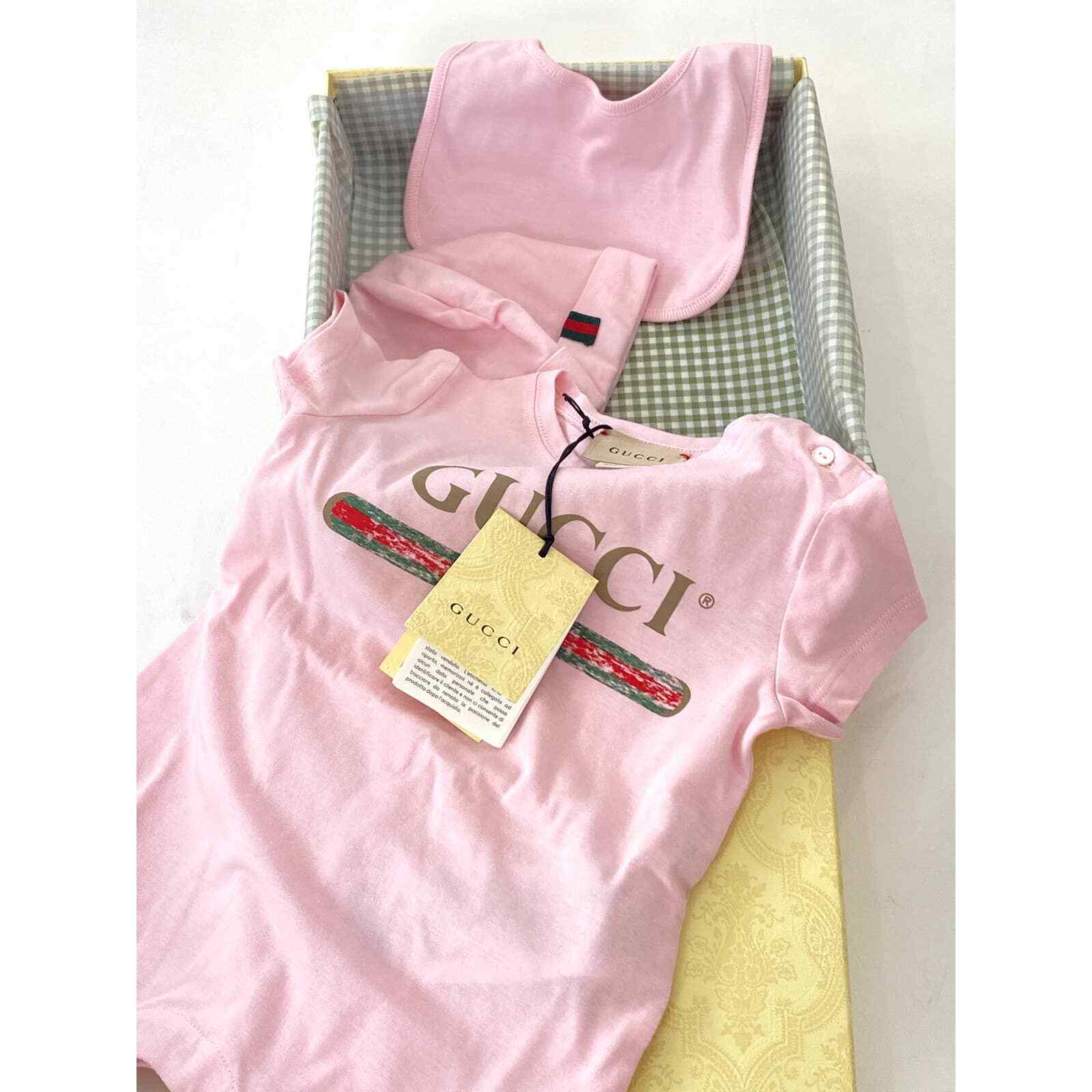 Gucci Logo Baby Girl Pale Pink Cotton Gift Set One Piece Romper Bib Hat 3/6M