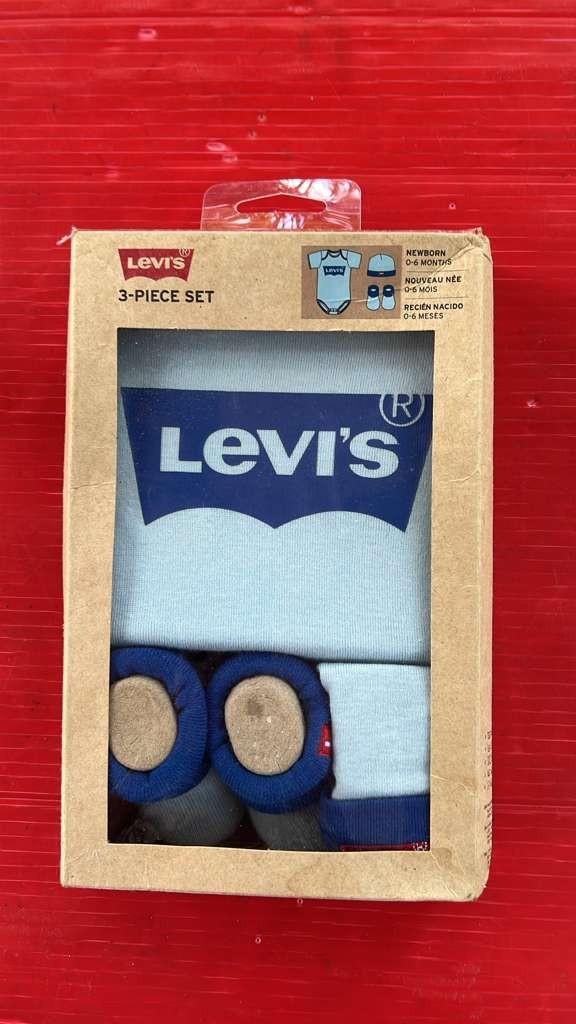 Levi’s 0-6 Months 3 piece Set Newborn Baby seawtcase shues hat. All in box. New