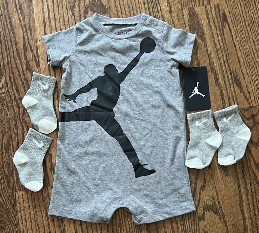 AIR NIKE JORDAN baby boys 3 pc gift set Bodysuit & Socks 0-9 Months GREY