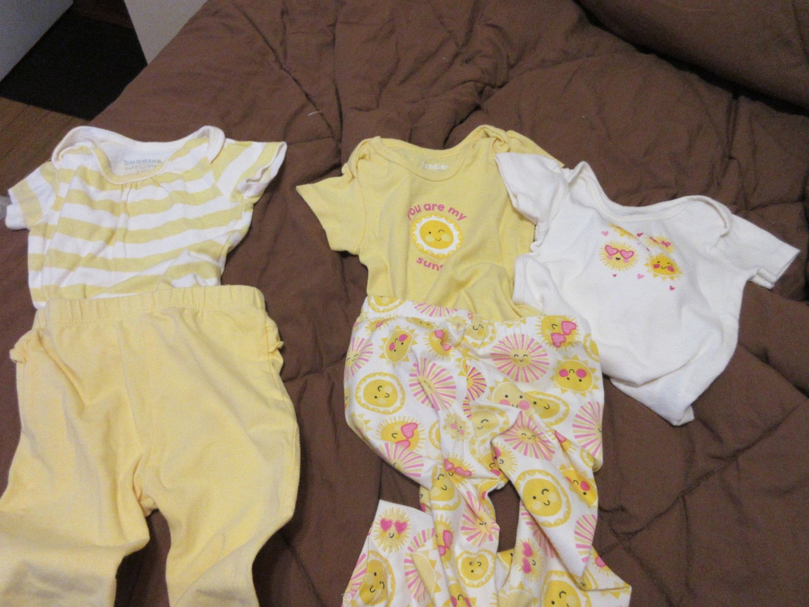 GIRLS 5 PIECES OUTFITS BY BUNDLES BABY PLACE SIZE 9-12 MONTHS.. REDUCED
