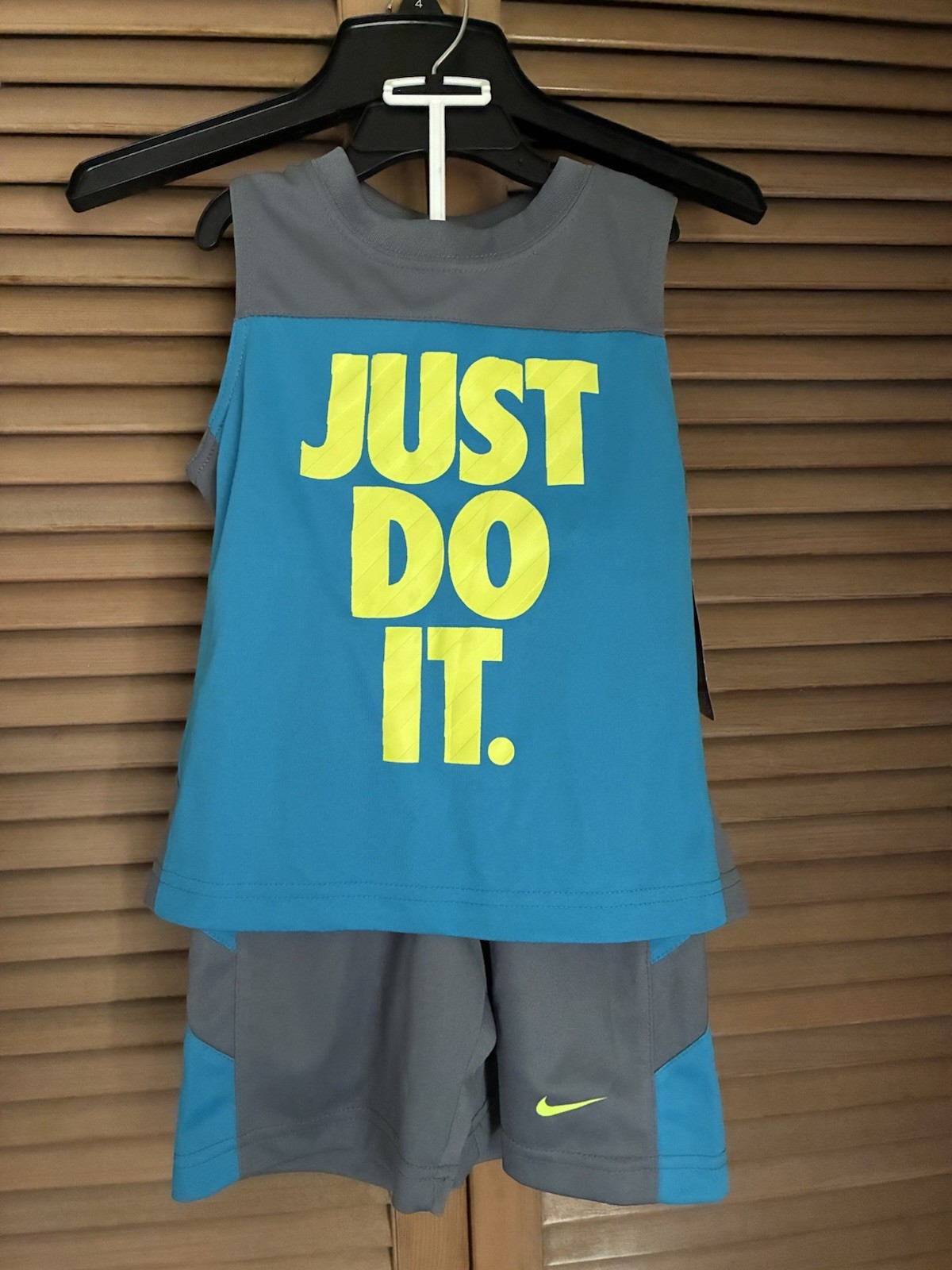 NWT-NIKE BOY’S 2 PIECE ZIP JUST DO IT SHORT SET~COOL GREY/MULTI ~SIZE 3T