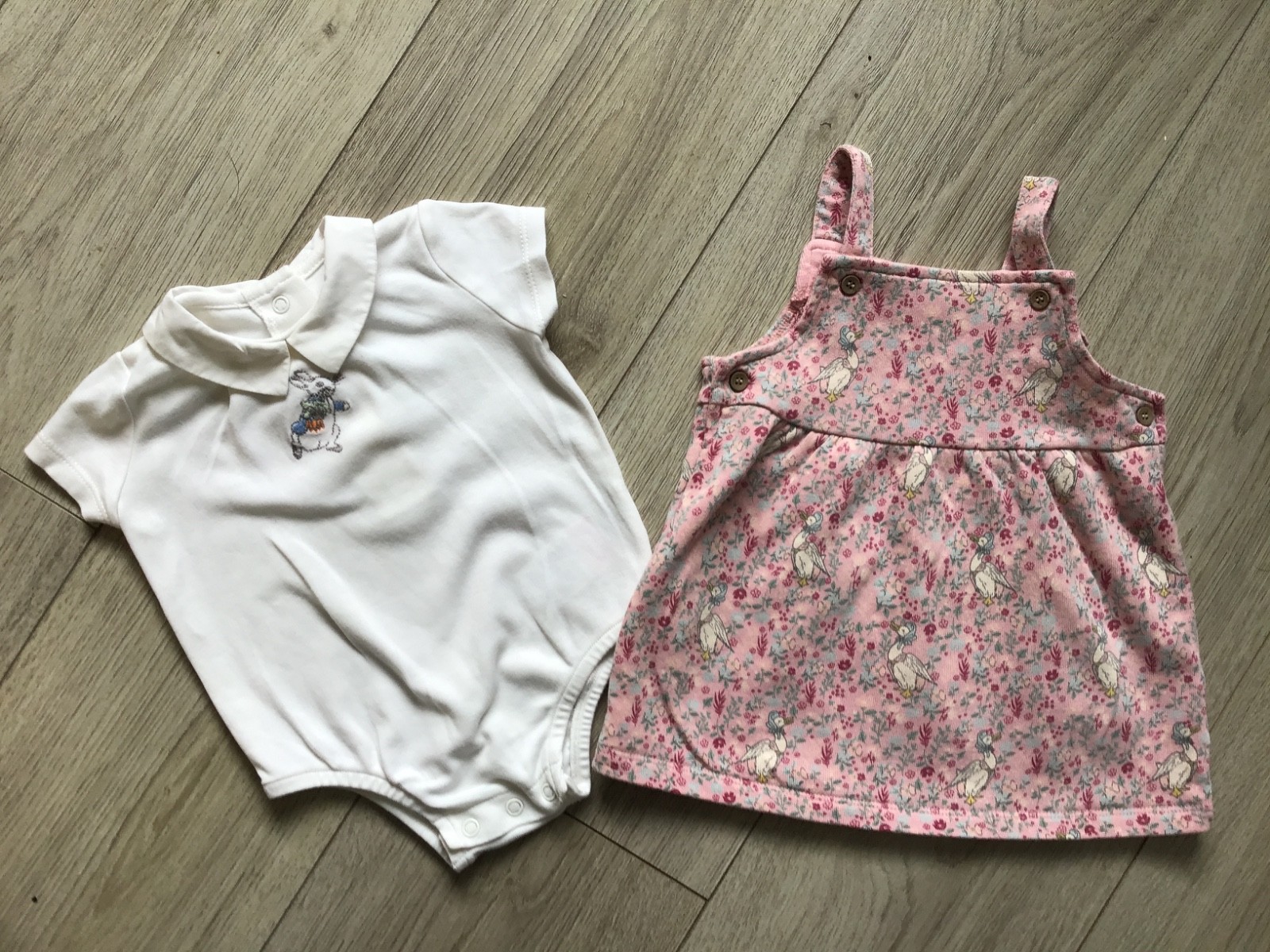 MOTHERCARE & TU bay girls Peter Rabbit dress & vest outfit – 0-3 months