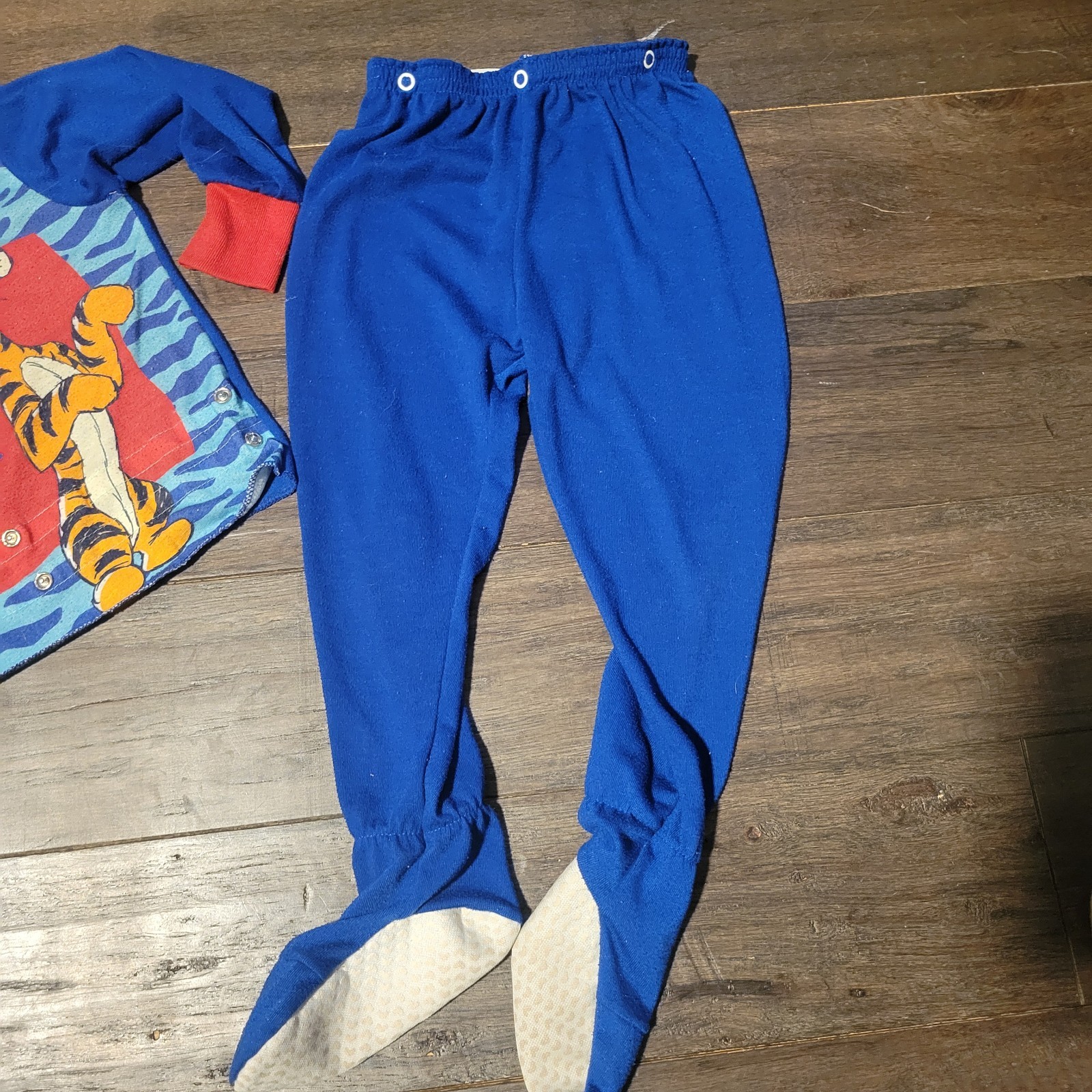 Vintage Disney Winnie the Pooh Tigger 2-Piece Boy’s Pajamas With Feet