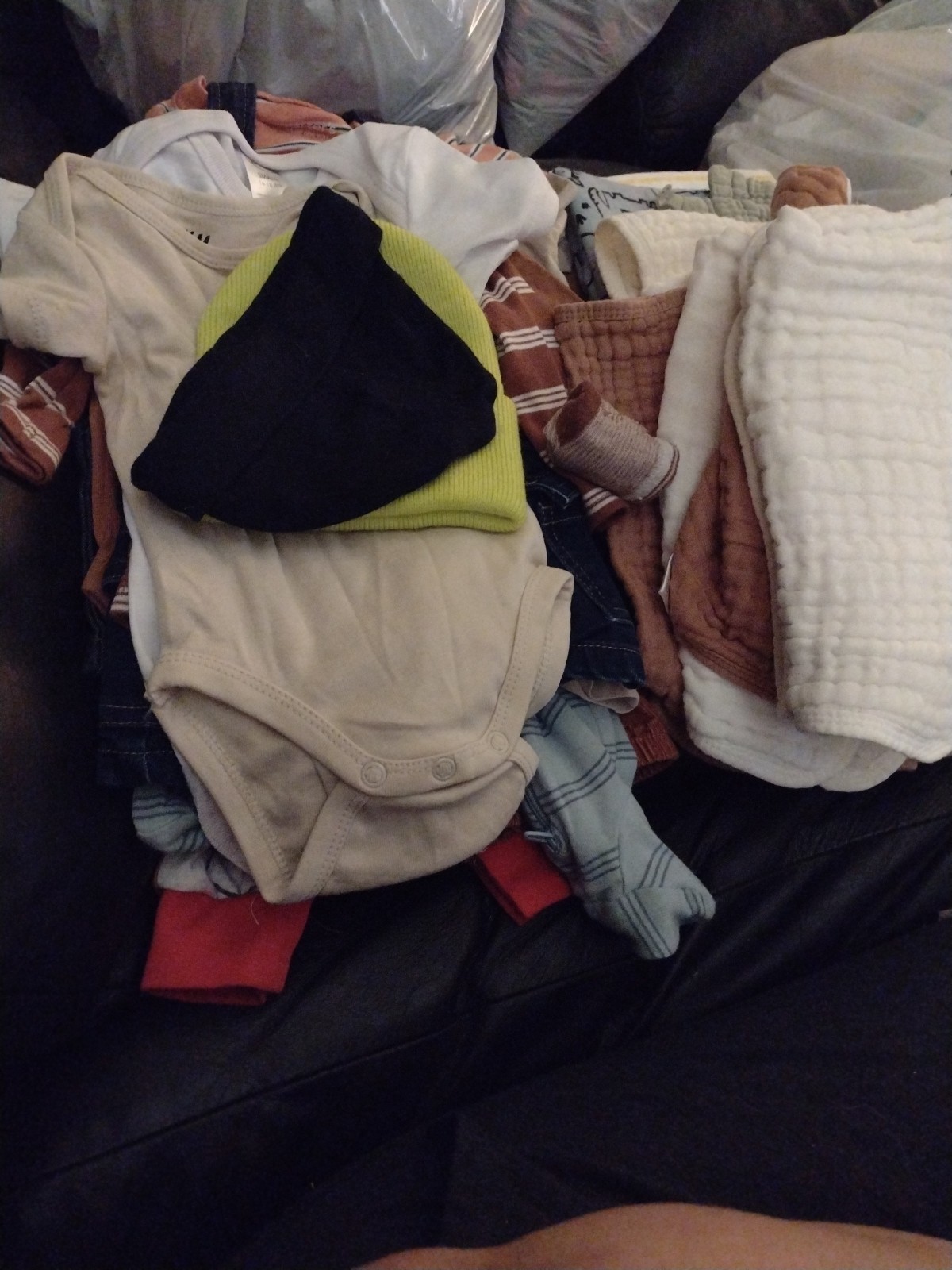 Baby Boys Newborn To 3 Months Lot Of Clothes + Extas