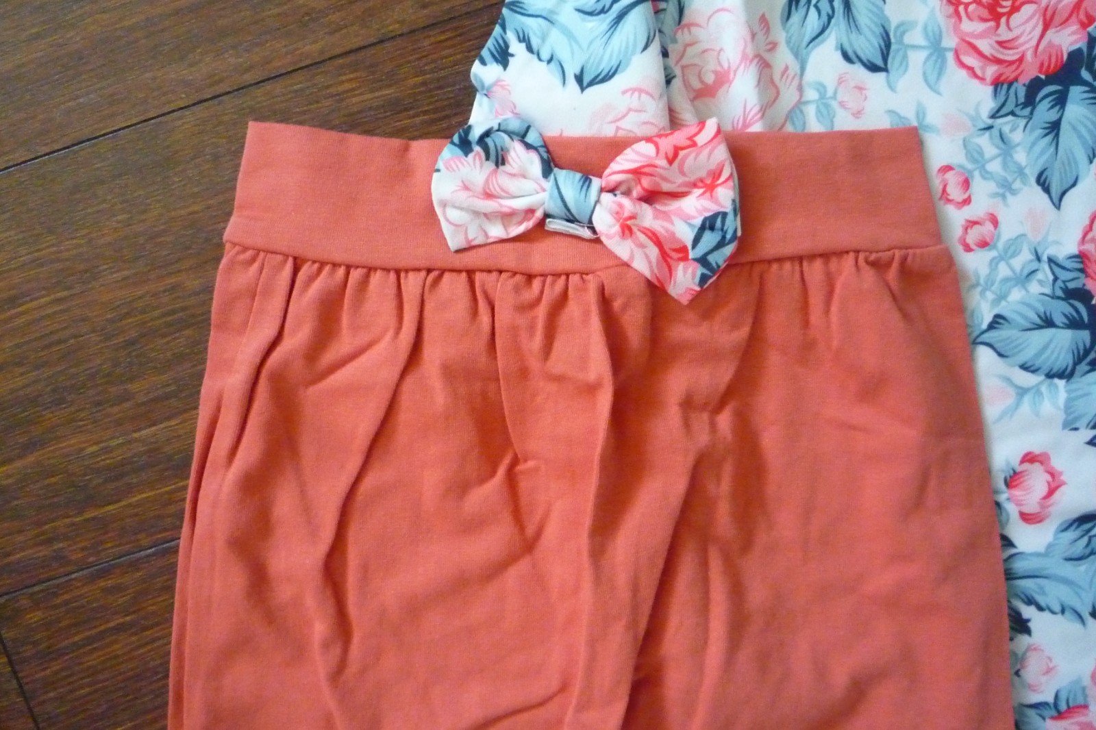 Caden Lane 4 pc. Coral floral top and pants with headband & hat size 18-24 month