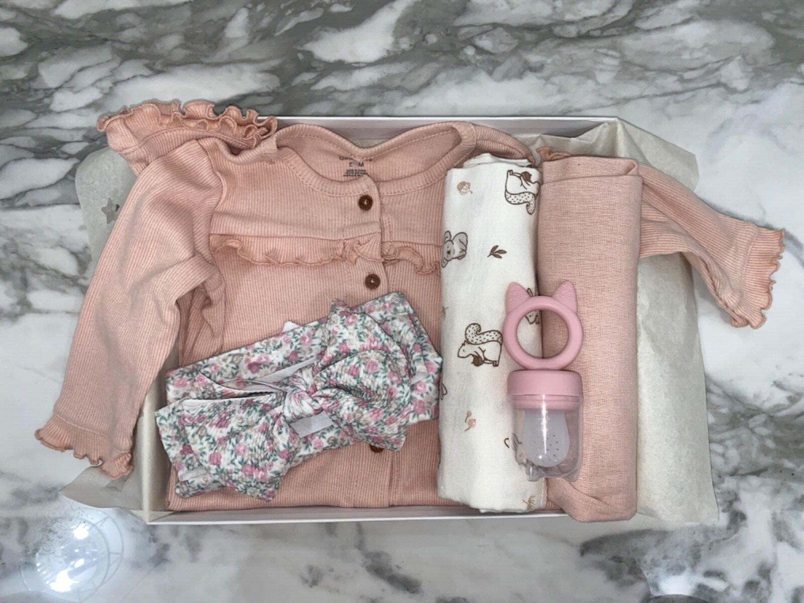 Babygirl gift-box 6-9month, 2 baby blankets, Bid & matching headband food feeder