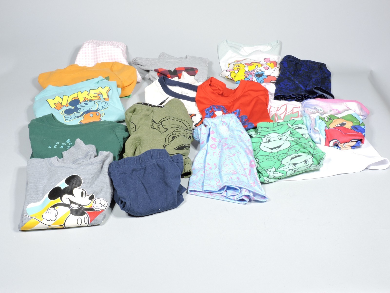 Children’s Clothes 20+ Pieces 3T & 4T Brand Names Mickey Mouse and other themes