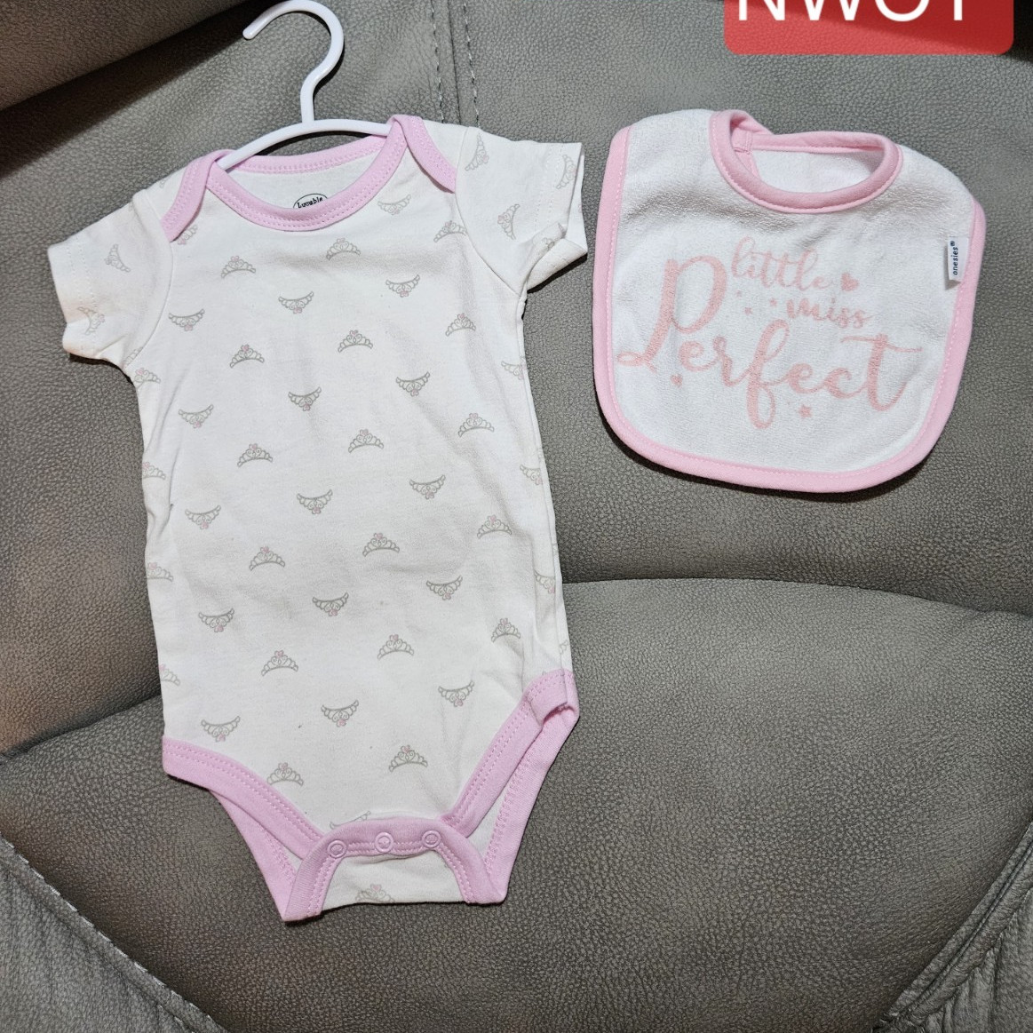 Koala Baby 2pc Cotton Knit Short Sleeve Bodysuit & Bib 0-3M Pink/White