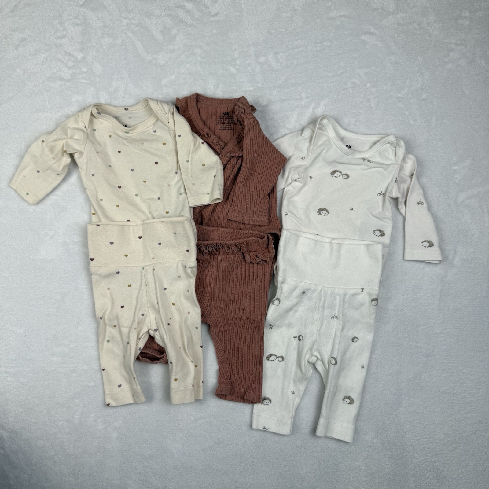 H&M 2 piece Matching Bodysuits And Pants Preemie Bundle Of 3 Sets Hedgehog Heart