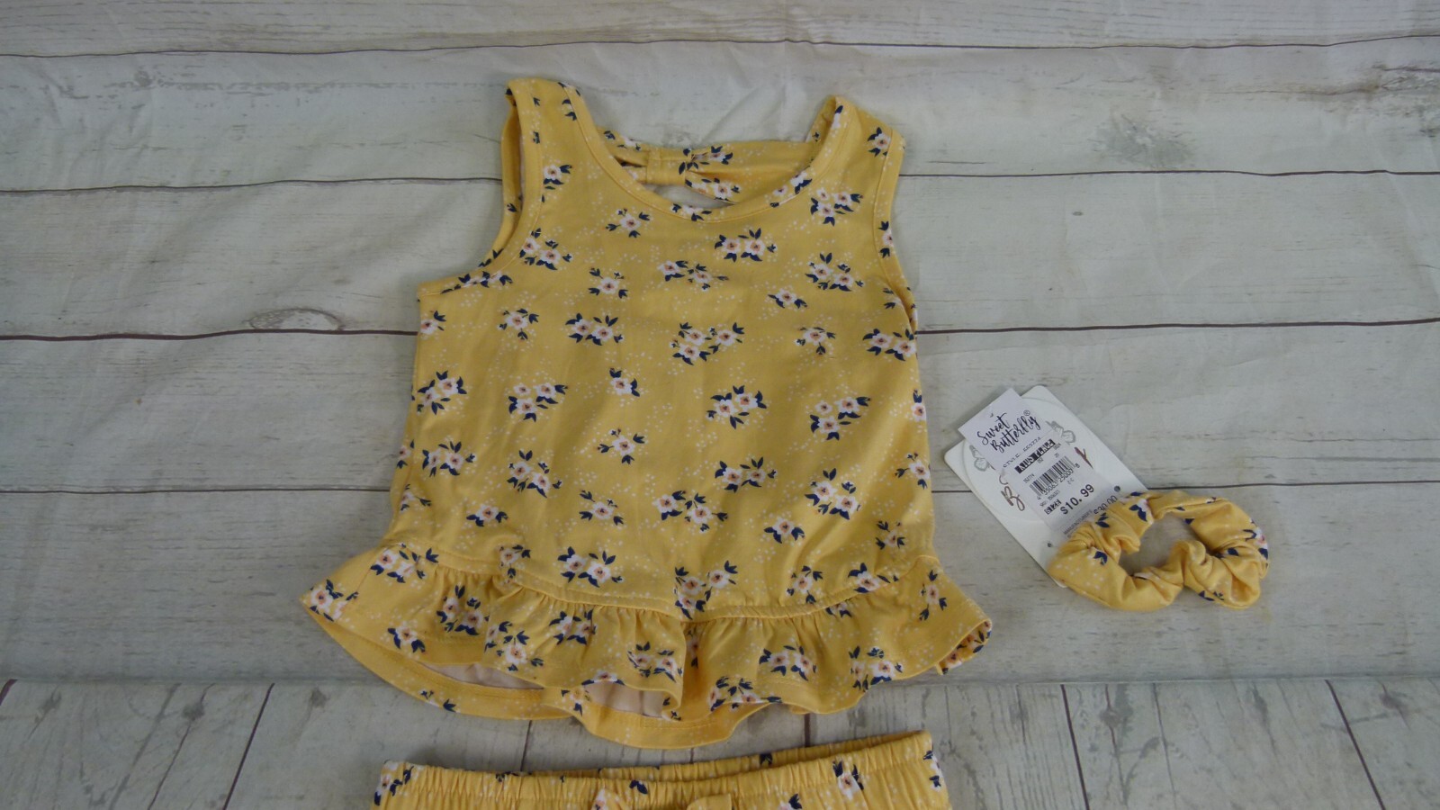 Lot of 5 pcs Size 4: 2 pcs T-Shirt, 1 pcs Dress, 1 pcs Shorts, 1 pcs Hair Tie