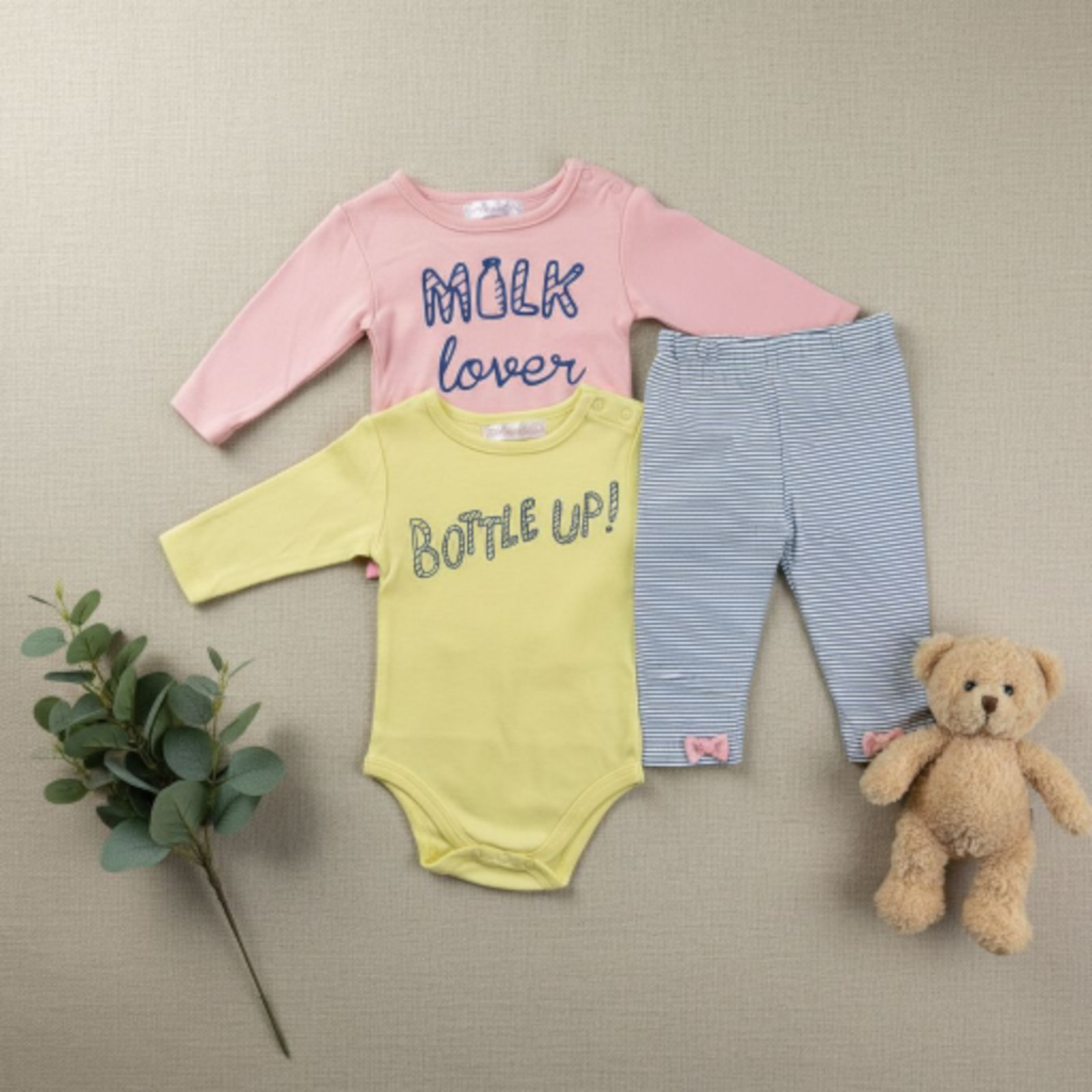 New Baby Girl 3-piece set 2 bodysuits and pants size 6 months