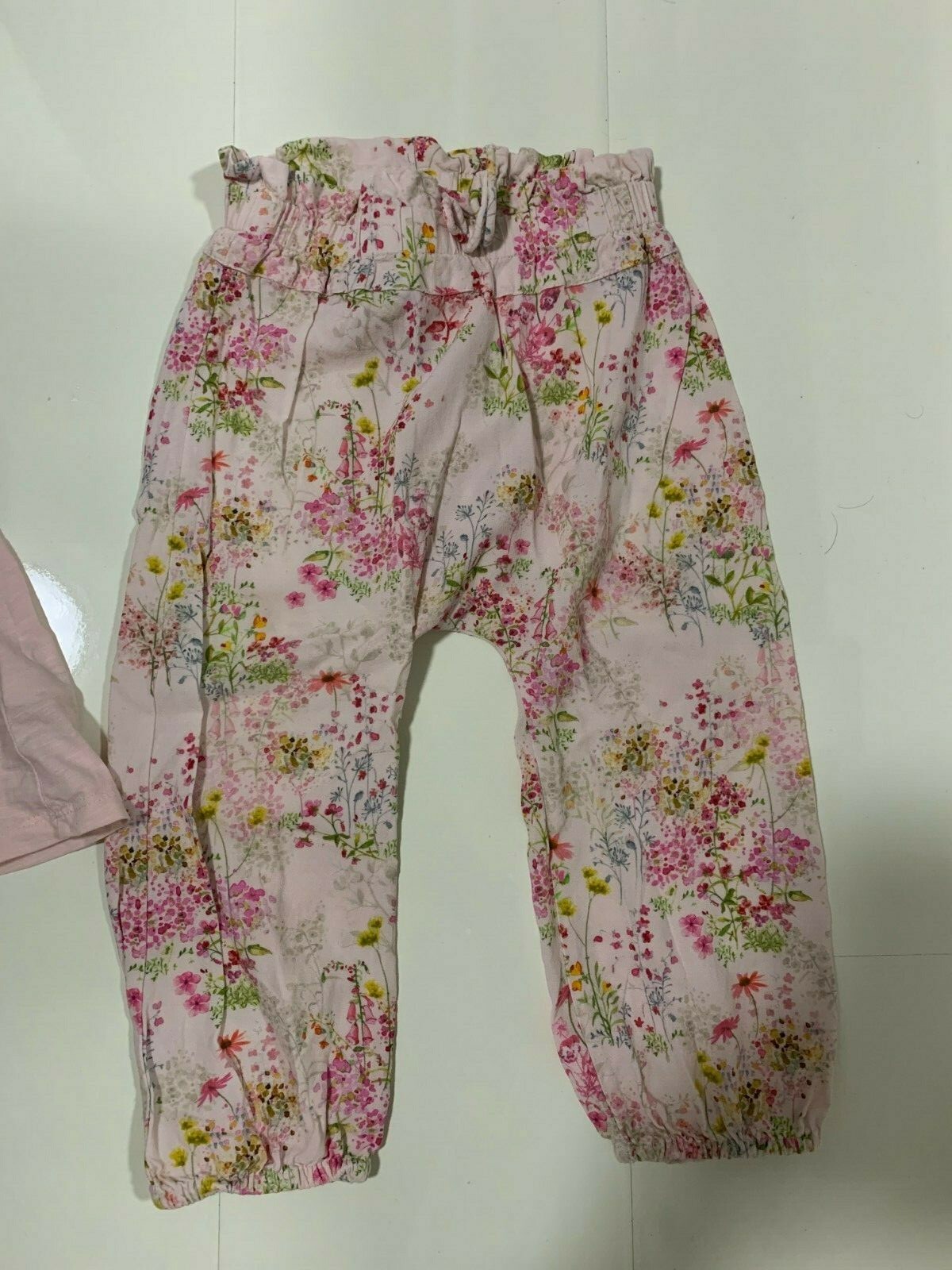 NEXT GIRLS PINK FLORAL LIGHTWEIGHT LOOSE FIT TOP & TROUSERS SET – 12-18 MONTHS