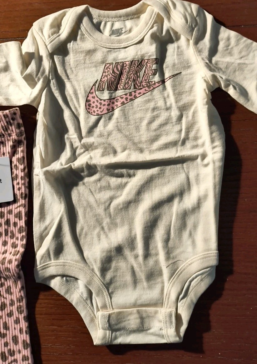 Nike Baby Girls’ Wild Warmth Bodysuit & Animal-Printed Leggings Set. Size 9 Mo.