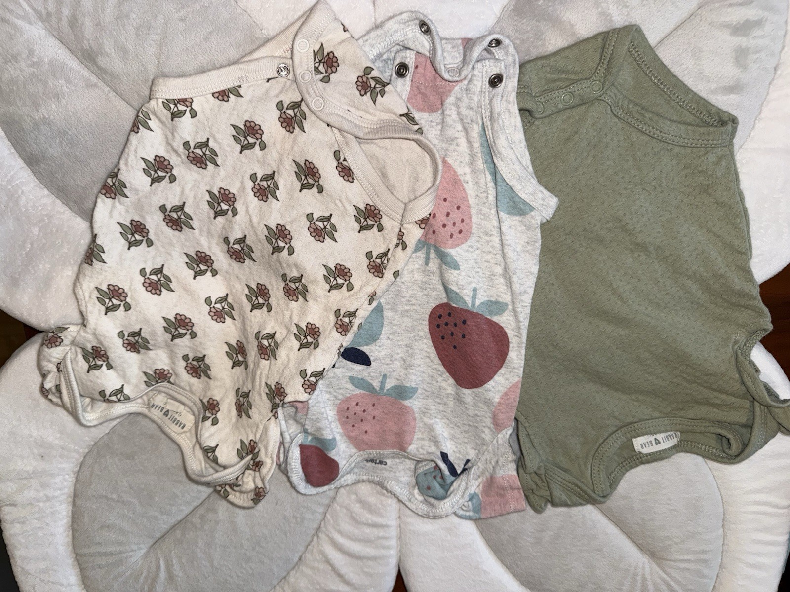 Baby Girl 0-3M Green Gray Pink Lot of 3 Bodysuit Snaps Rabbit + Bear Carters 3M