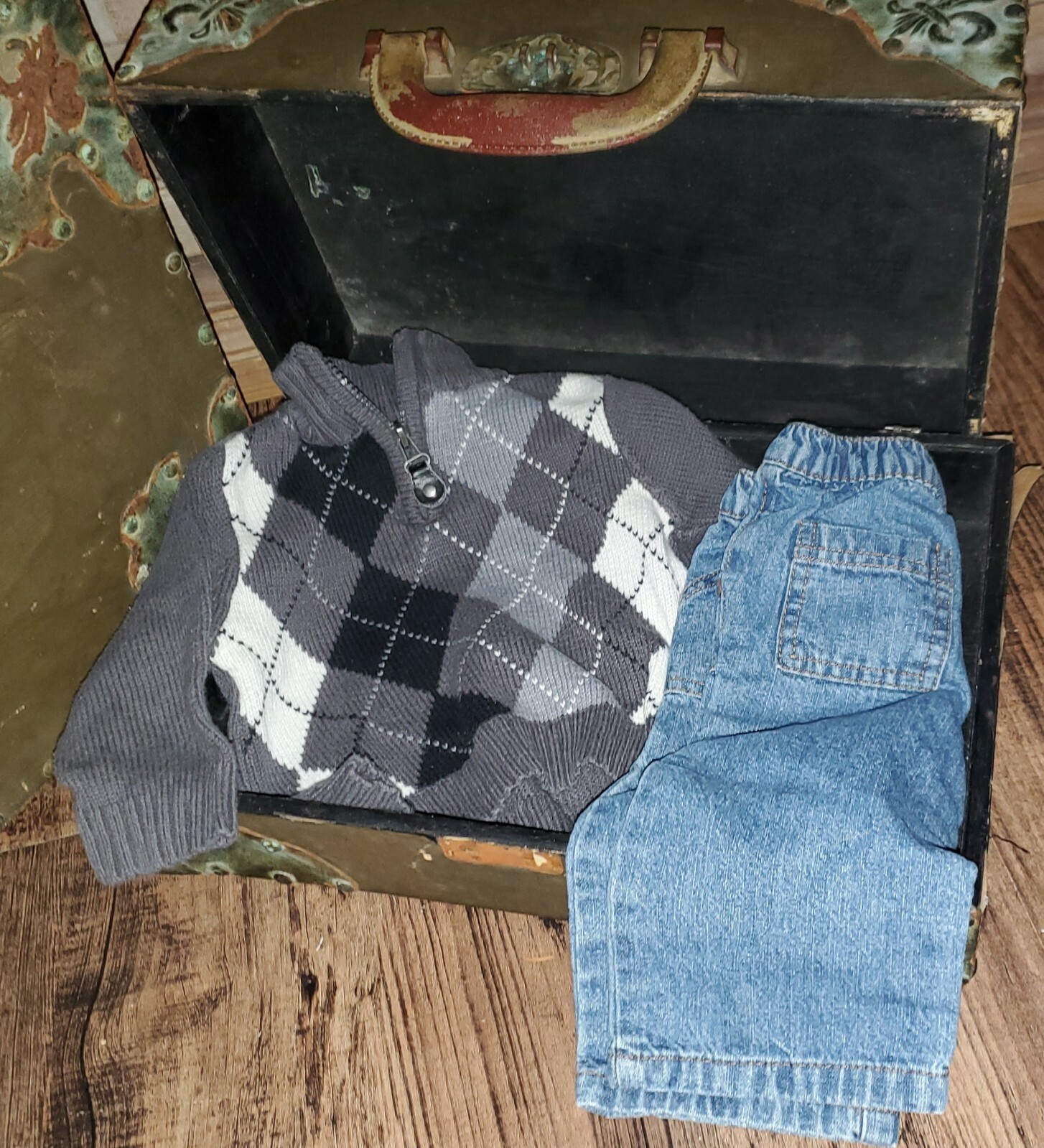 Outfit Lot Circo Jeans 9 months Children’s Place Gray Argyle Sweater 6-9 *22