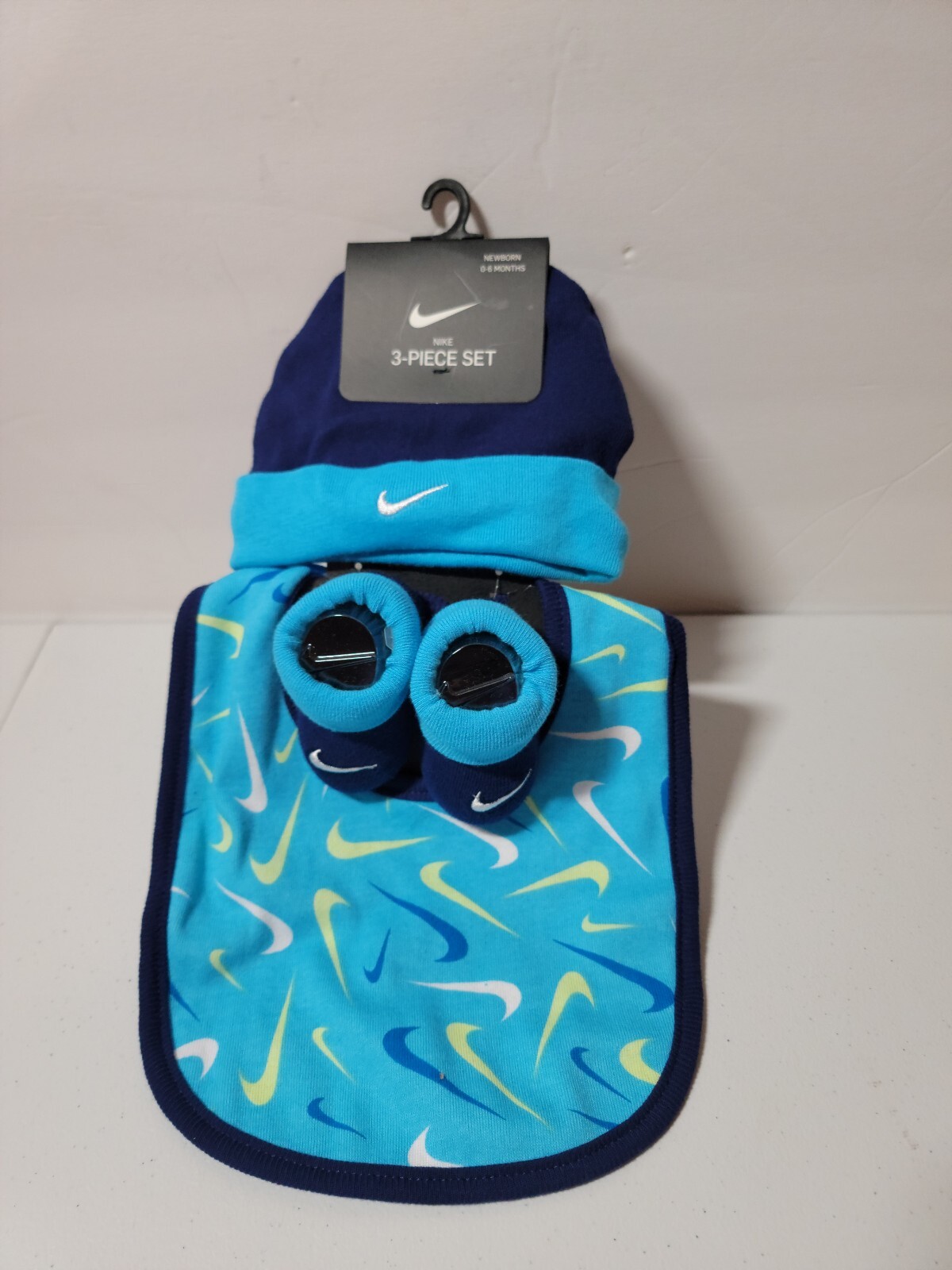NIKE HIGH QUALITY POPULAR DESIGN BIB/BOOTIES/BEANIE 0 TO 6 MONTHS