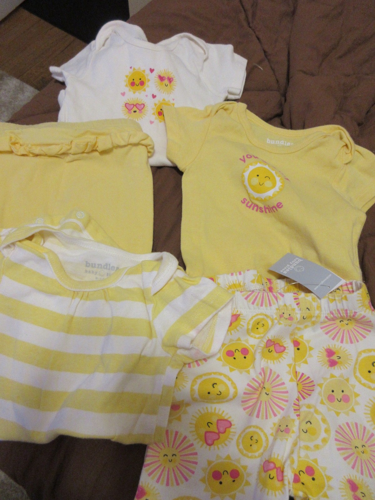 GIRLS 5 PIECES OUTFITS BY BUNDLES BABY PLACE SIZE 9-12 MONTHS.. REDUCED