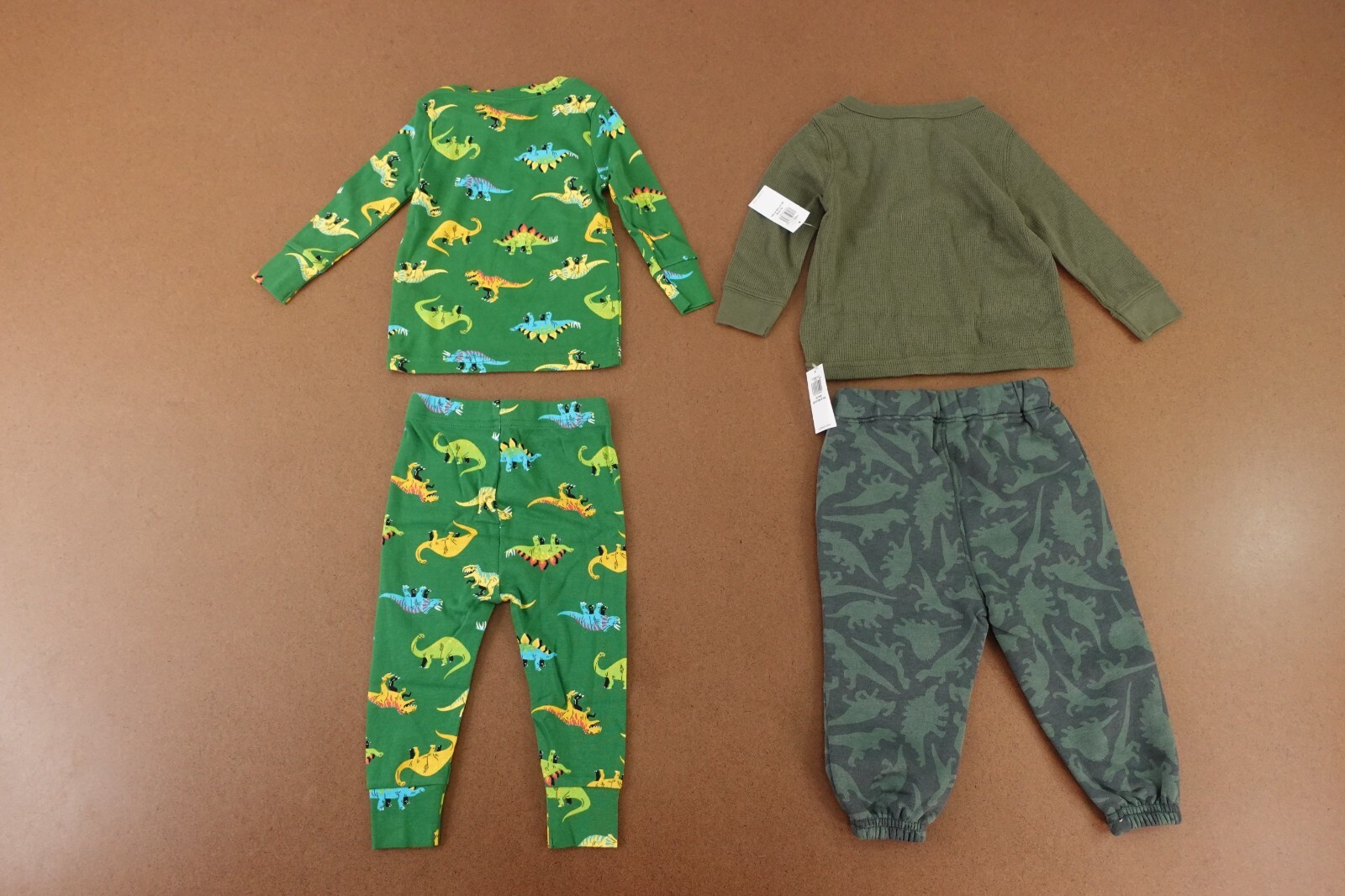 Old Navy Baby Boy 12-18 Months Green Dino Pajamas Sweatpants & Tee 4 Pieces NWT