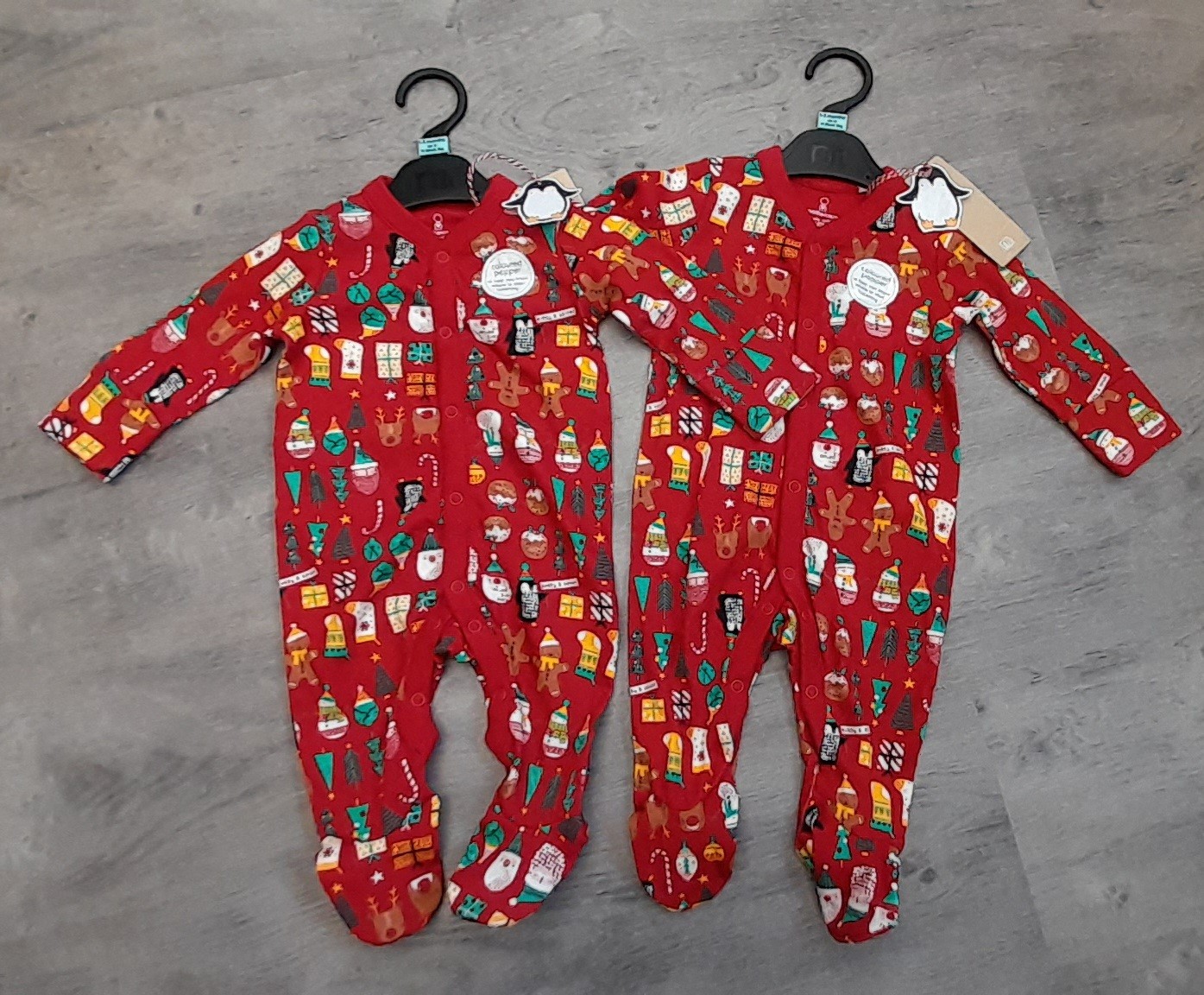BABY TWINS BNWT AGE 0-3 MONTHS CHRISTMAS SLEEPSUIT ROMPER OUTFIT