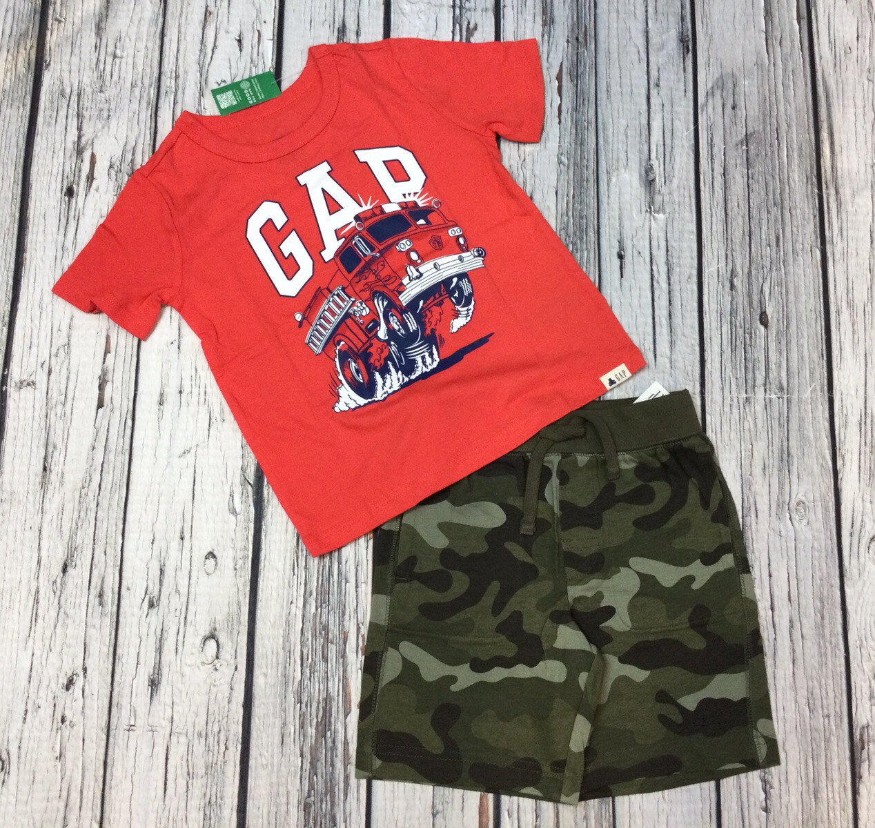 Baby Gap Boys 4 / 4T Fire Truck Shirt & Camouflage Shorts Outfit. NWT