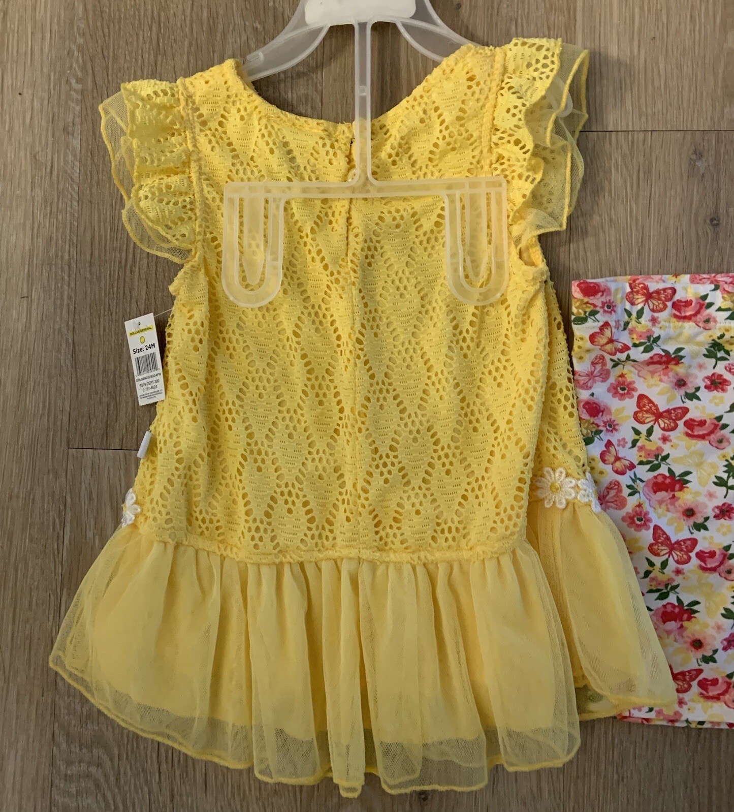 (NWT) Duck Duck Goose Girls Size 24 Months Yellow Eyelet Top With Floral Shorts