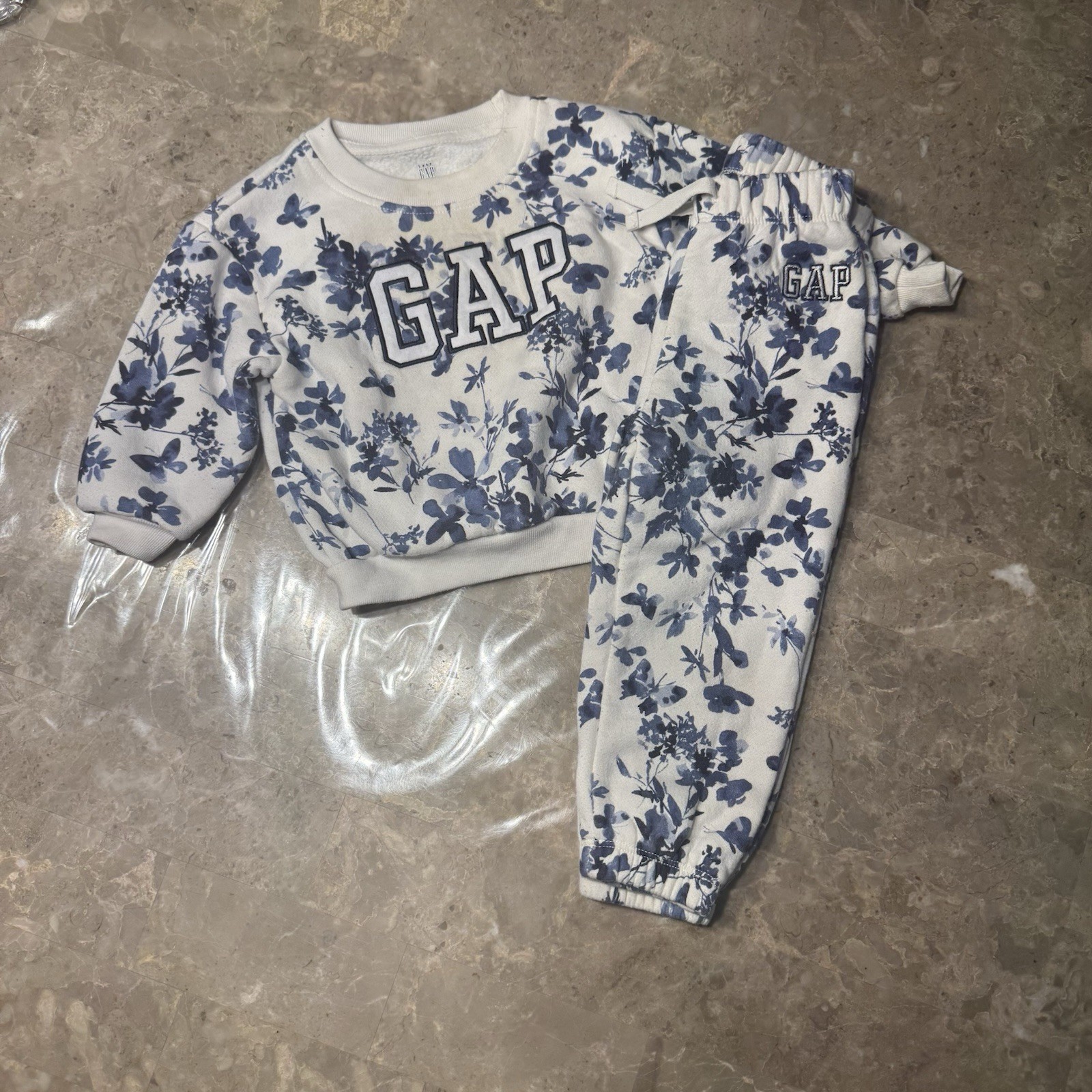 Gap girls logo fleece crew neck and jogger set size 24 months In good condition