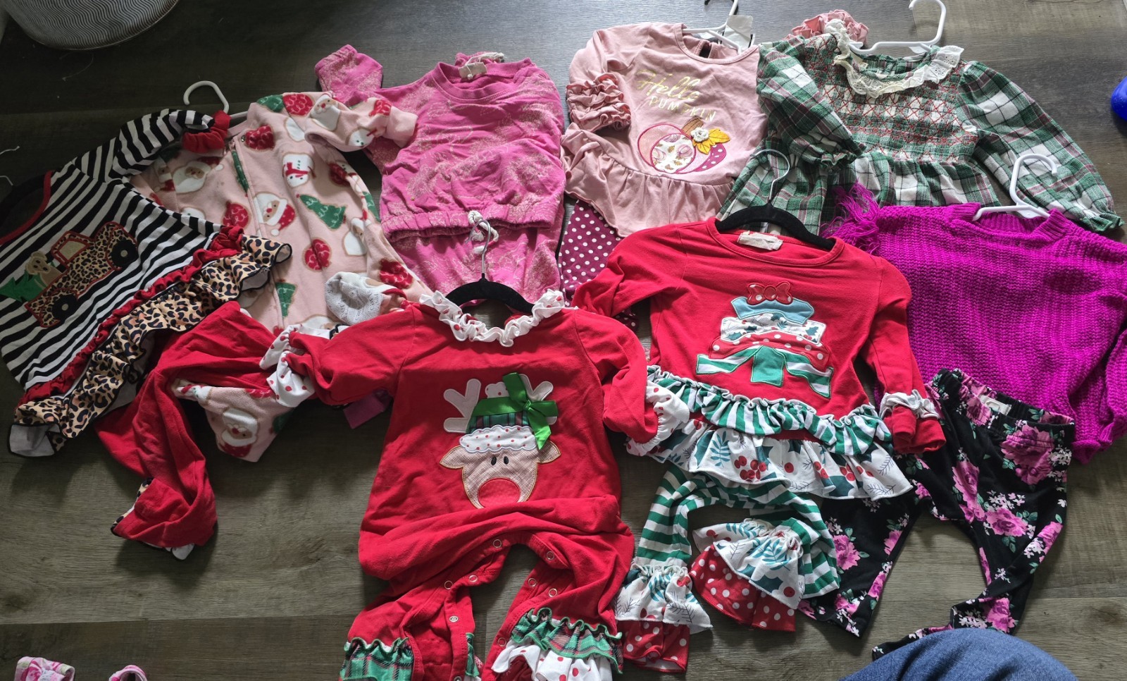 Baby Girl 12- 18 Mnth Lot With 6 Out Fits 1 Dress And 4 Pjs For WINTER