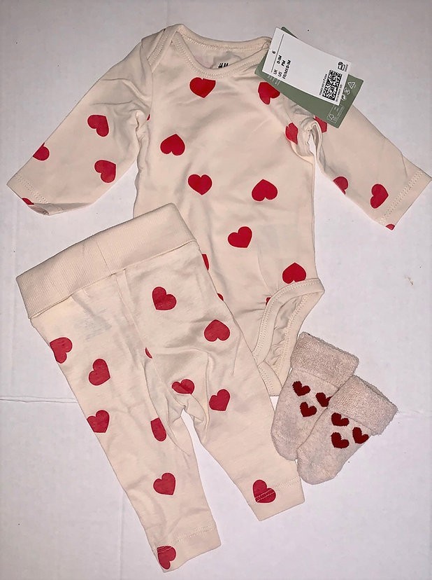 H & M 3 piece set tan/red HEARTS motif size LARGE PREEMIE