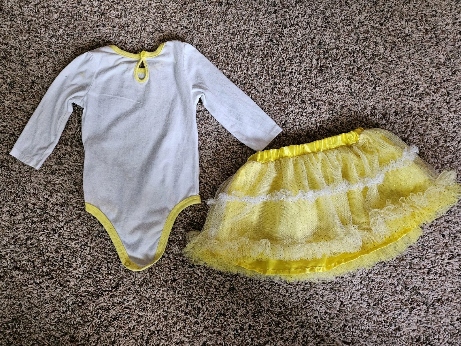 Disney 2 Puece Princess Outfit Sz 12 months. ( bxD)