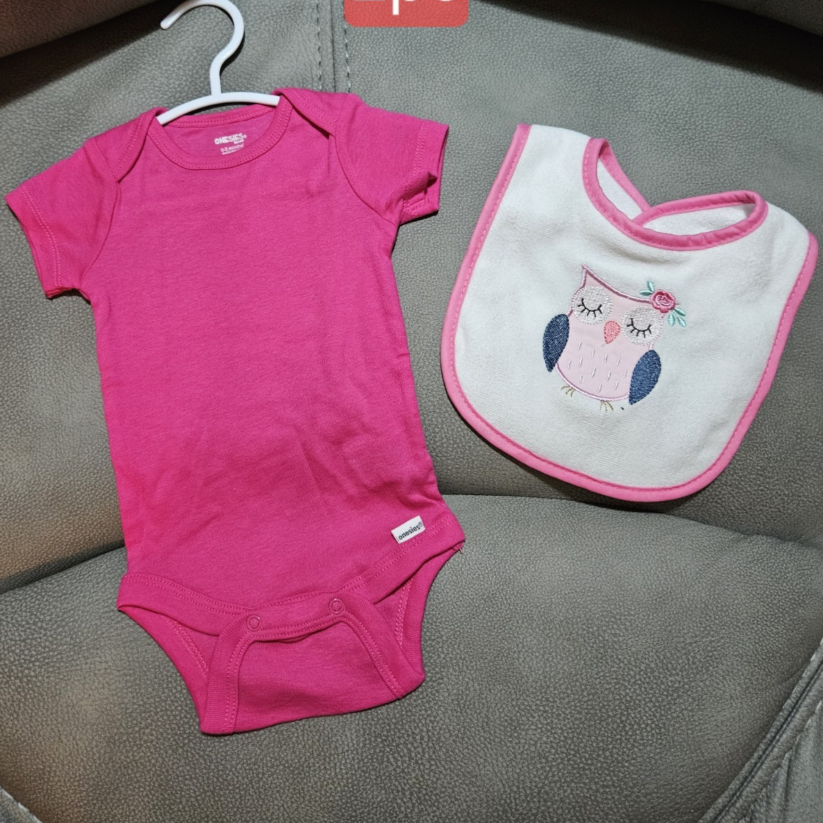 Carter’s 0-3 Months 2pc Owl Cotton Knit Bodysuit & Bib Set Pink/White