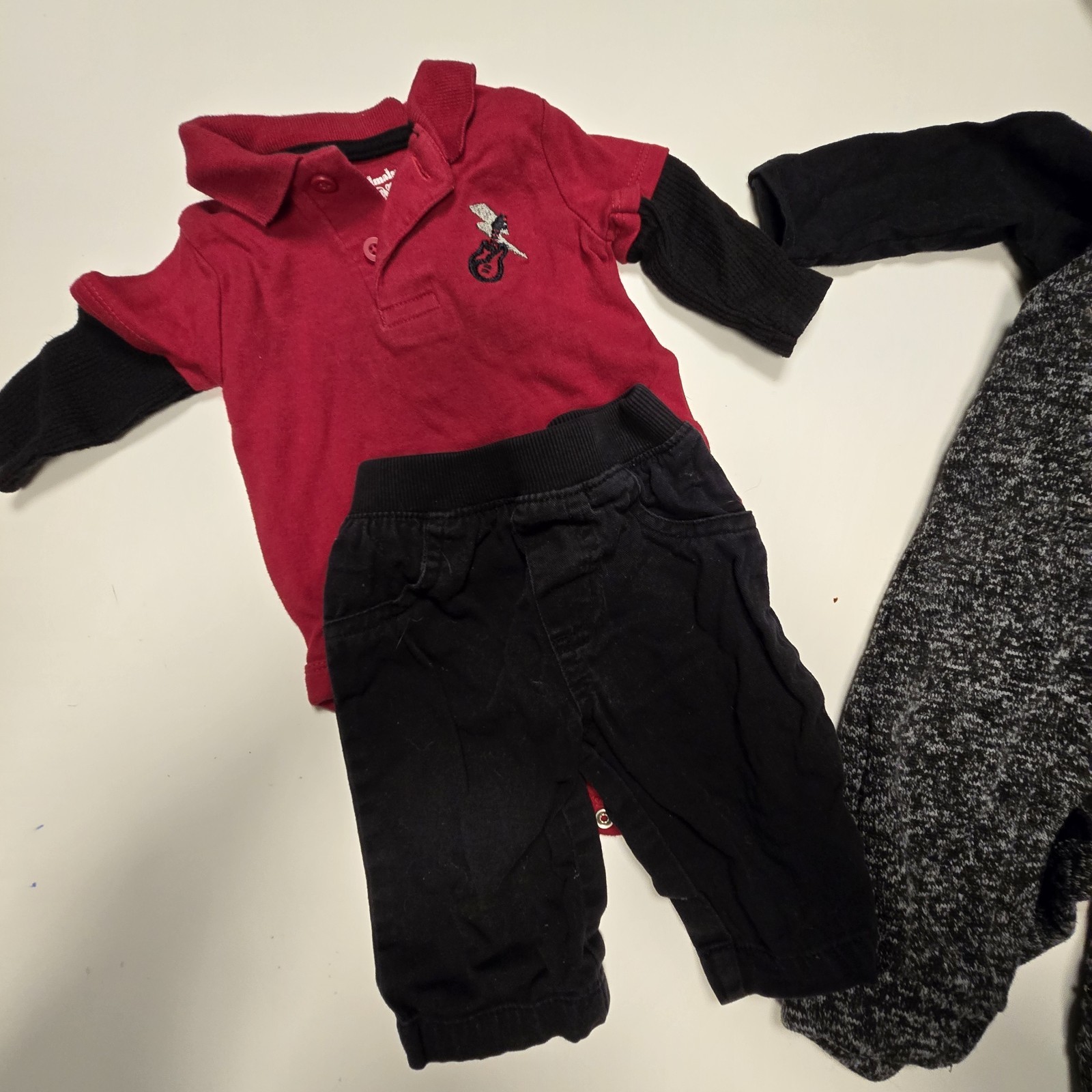 Boys Baby Clothes Lot Of 13 pieces Size 0-3 Months sleepers, swaddle, jumper