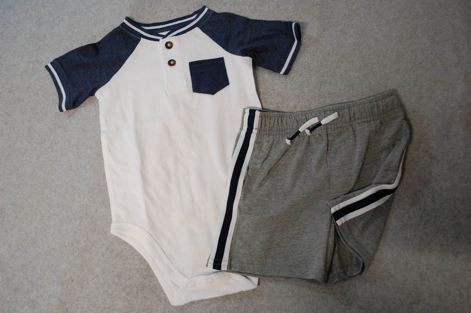 Baby Boys WHITE BLUE HENLEY BODYSUIT T-SHIRT w/ POCKET Gray Knit Shorts 24 MO
