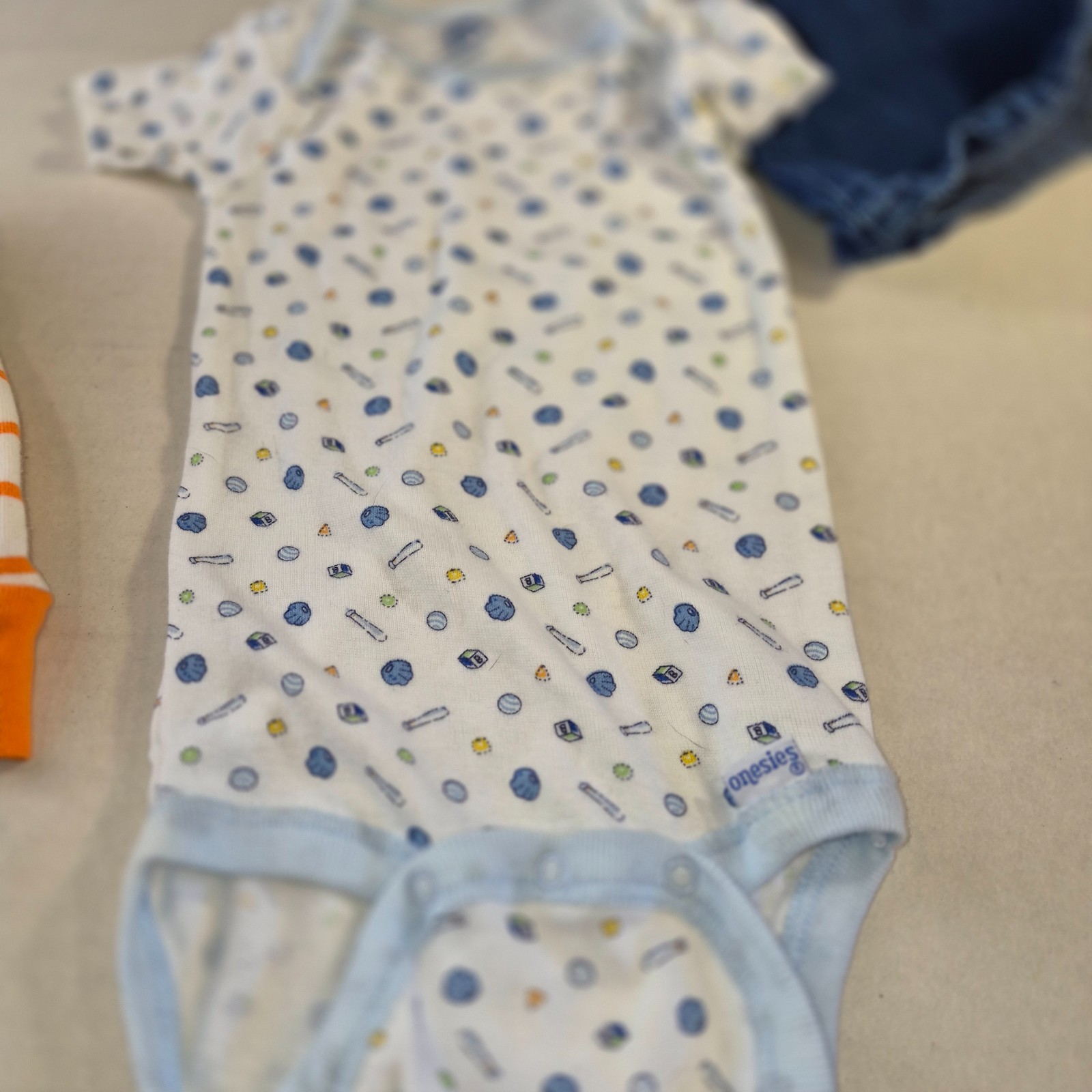6 PC, 1 Shirt, 2 Panrs, 1 Sleeper, 1 Halloween Outfir and 1 Overall Skirt, 12 M.