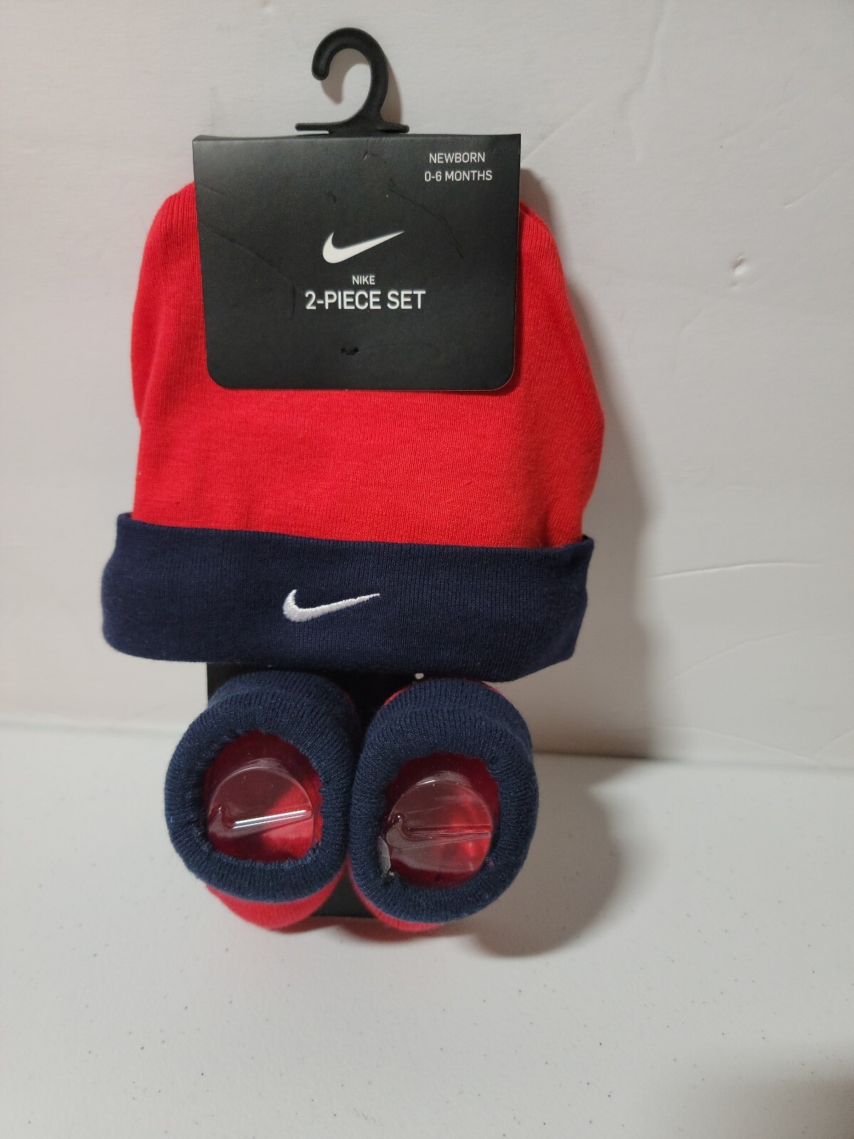 NIKE INFANT HIGH QUALITY POPULAR DESIGN BEANIE/BOOTIES SET 0 TO 6 MONTHS