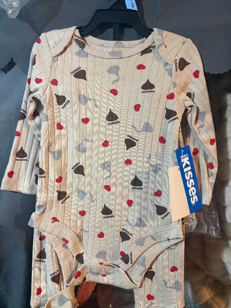 BRAND NEW Hershey’s kisses brown outfit hearts baby 3-6 months 2 piece