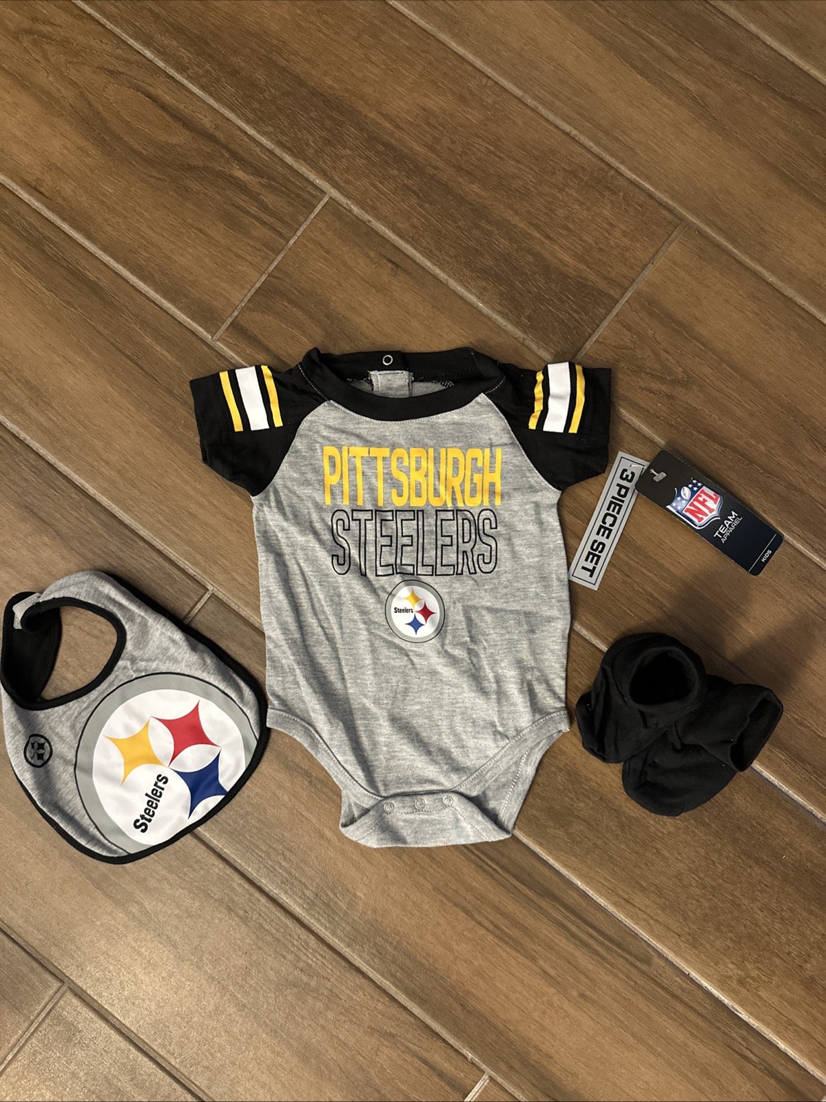 NFL Pittsburgh Steelers 3-6 Months 3 Piece Set Bodysuit Bib Booties NWT