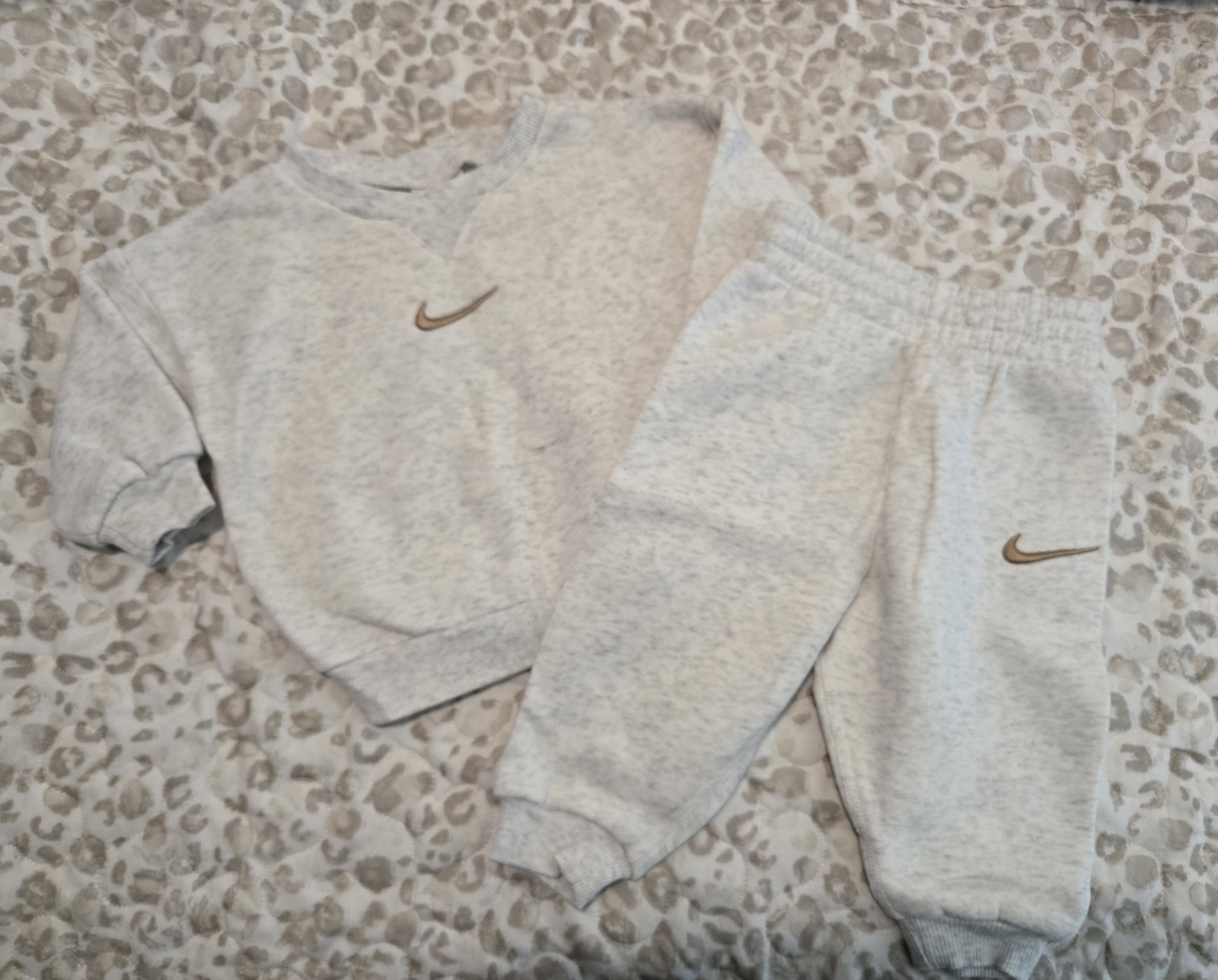 Nike Sweatshirt & Pants Girls Or Boys Gray With Gold Logo Size 12 Months