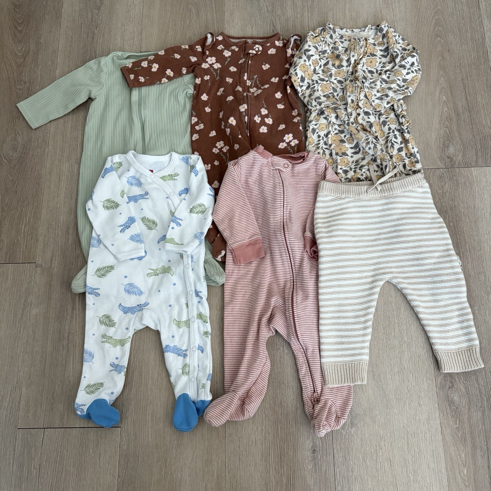 Carters Baby Girls Bodysuits 6 Piece Set Size 6 Months Comfy Zip Snap Closure