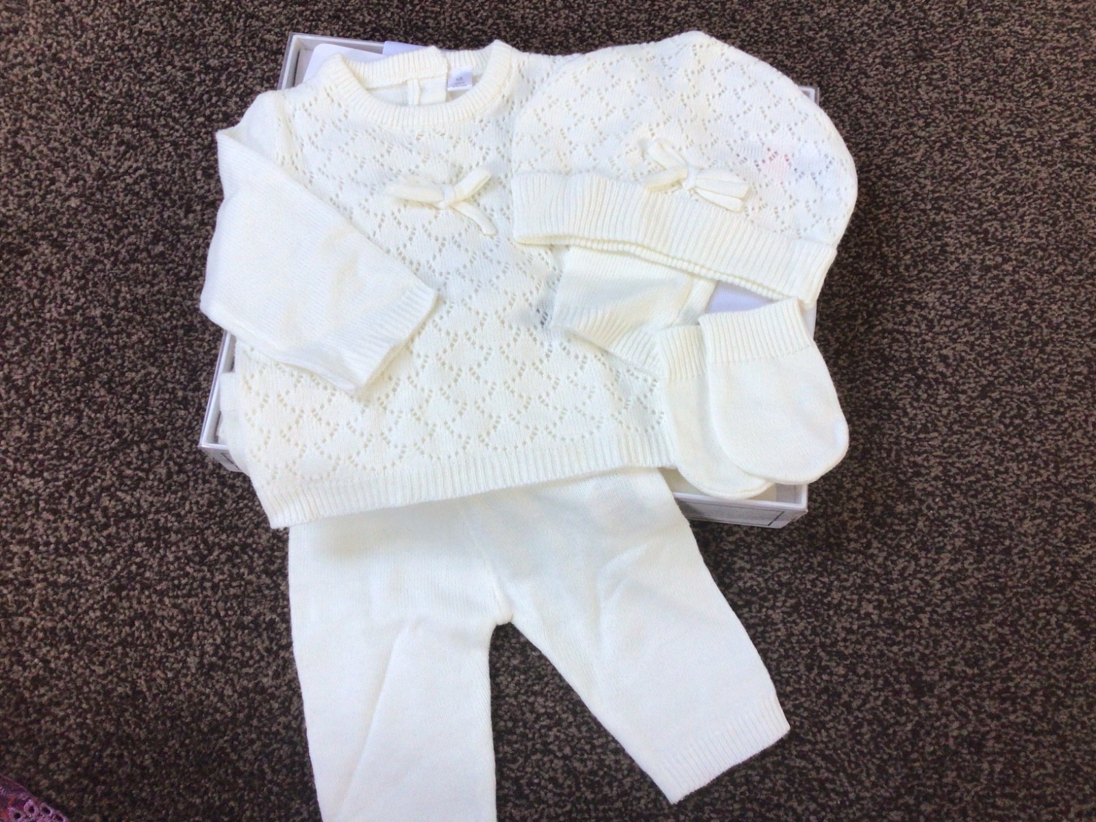 Baby girls clothes light weight fine knitted 4 piece outfit set 3-6 months