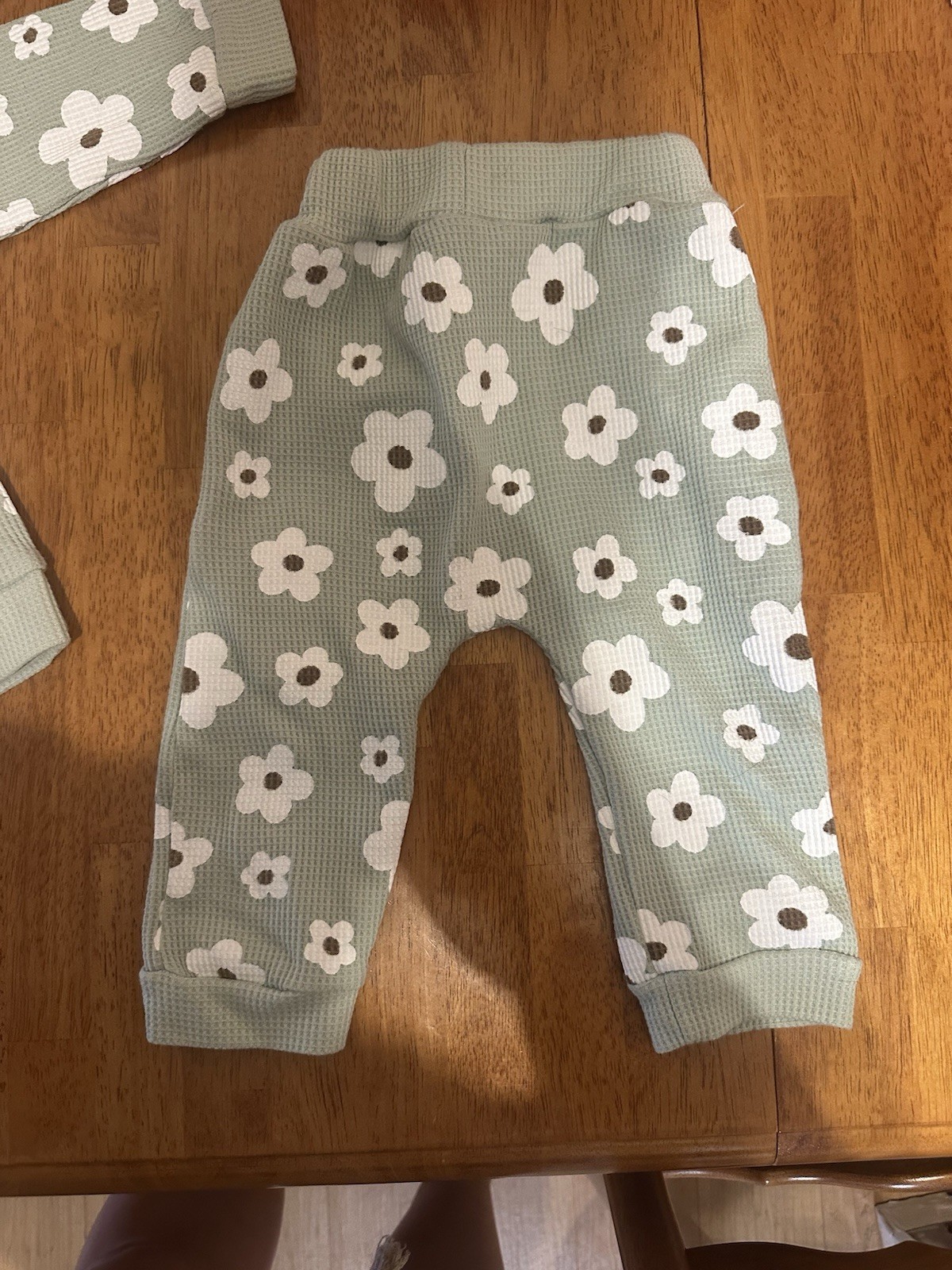 Size 2T Sage Green Thermal Pants And Long Shirt Set With Daisies