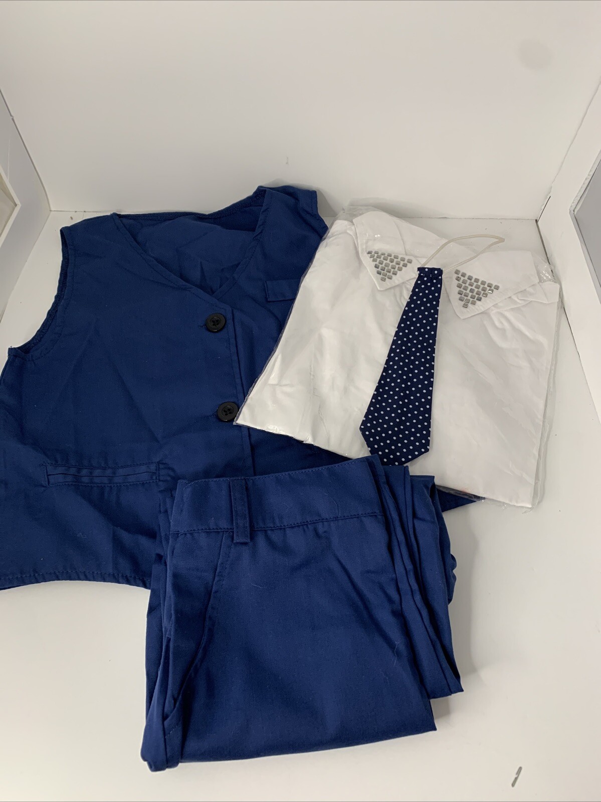 Boys 4 Piece Outfit – Pants,Vest, Shirt and Tie Outfit. Size 7