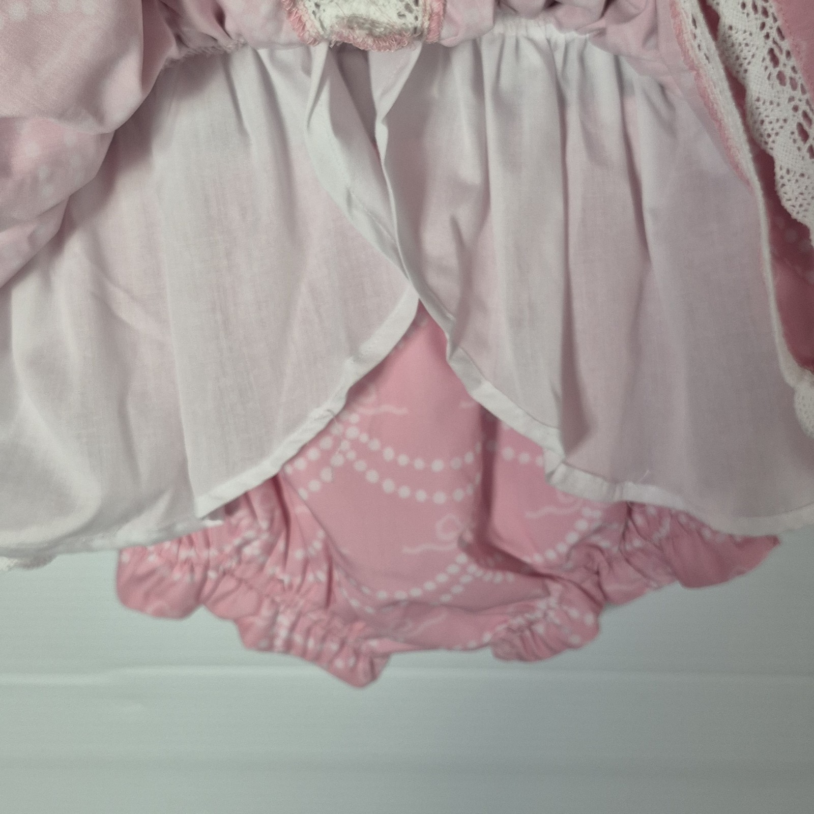New Boutique Savannah Smocks Two Piece Bloomer / Short Set Size 2T Bows Lace