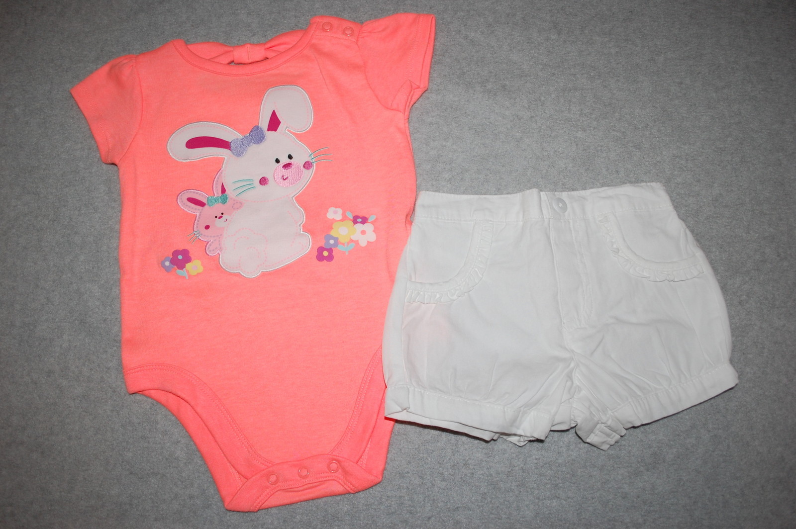 Baby Girls ORANGE BODYSUIT T-SHIRT Bunnies Flowers WHITE WOVEN SHORTS Cute 12 MO