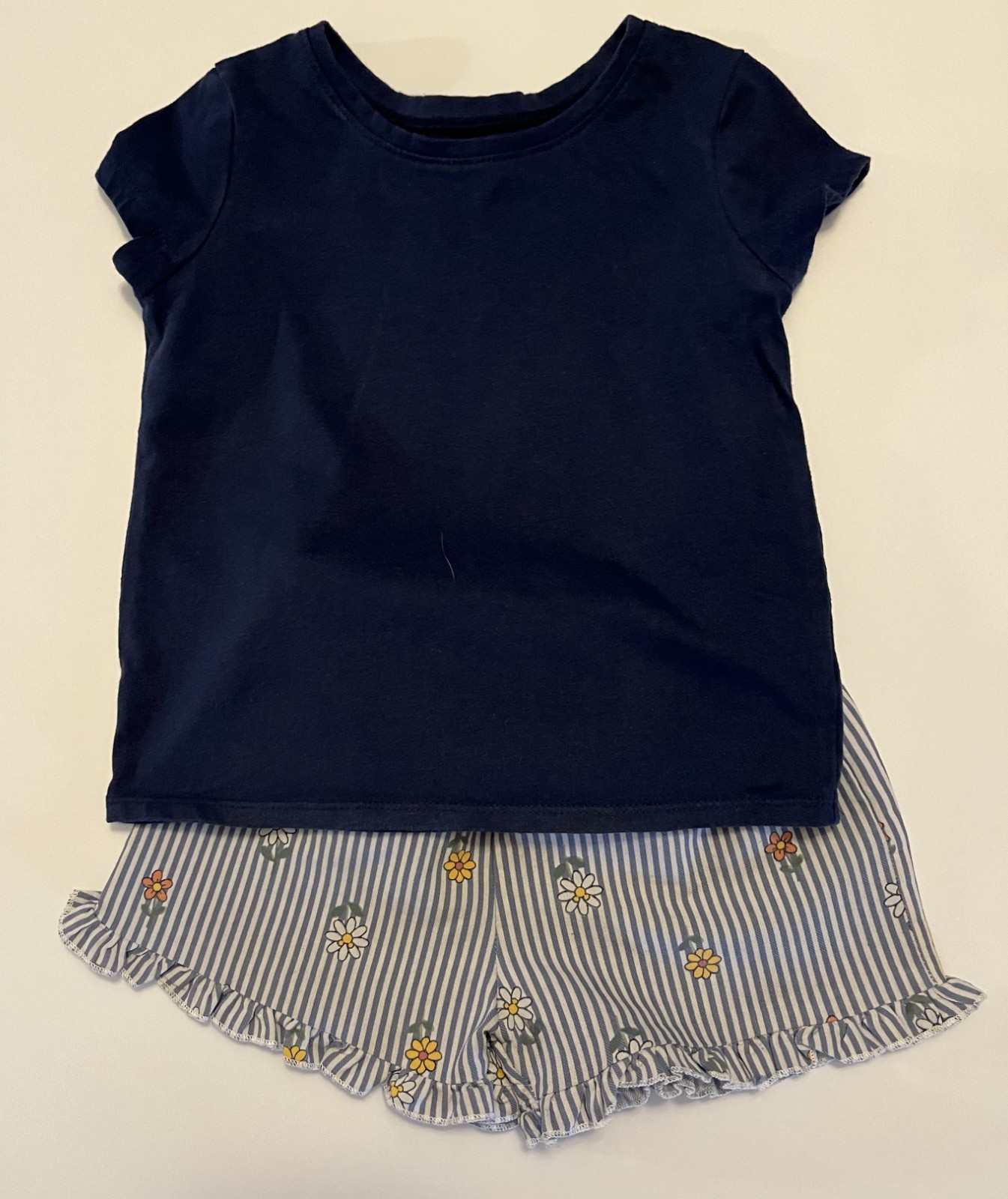 Pre-owned girl’s Disney Minnie Mouse shorts and a blue casual top, size 5T