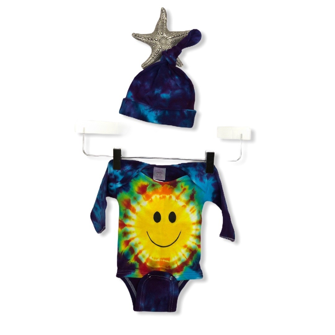 Tiny Bundles Baby Tie Dye Smiley Face Long Sleeve Bodysuit and Hat Set 15-18 lbs