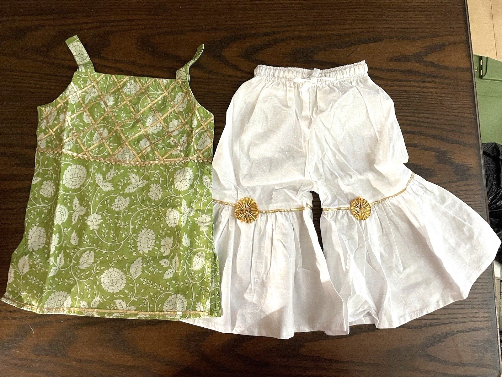 Cute Little Girls Outfit Totp is light green with white flowers t-straps & Pants
